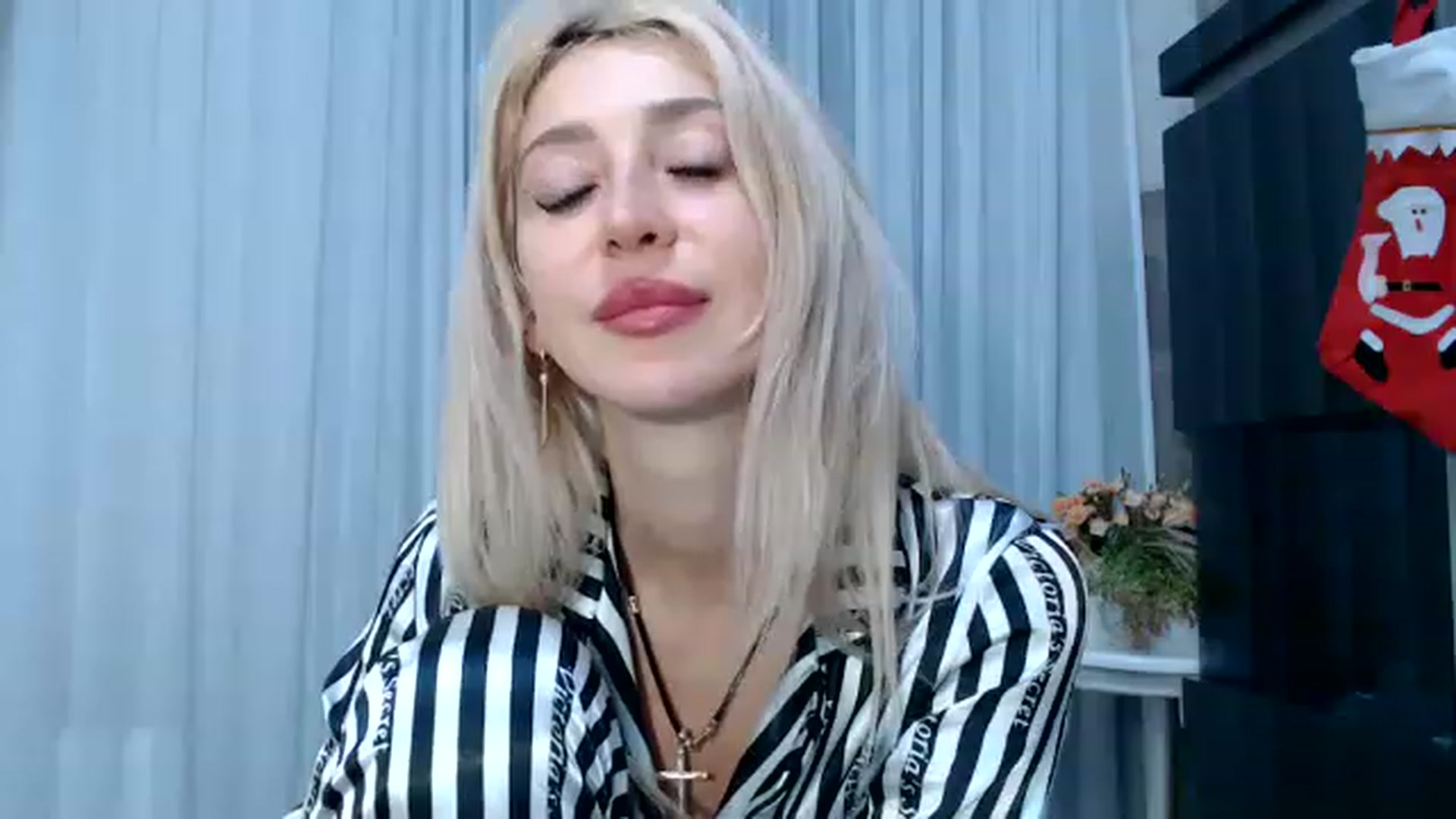 Gallery image thumbnail from Your_Eyes__'s myfreecams stream on, 12/27/2022, 20:30 image 2 of 20