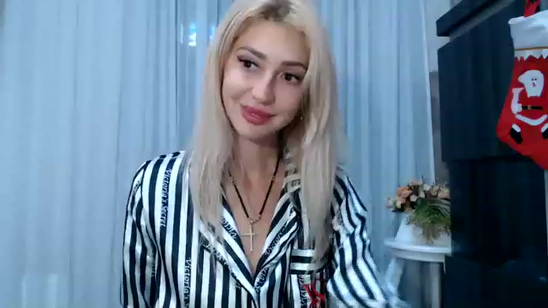 Gallery image thumbnail from Your_Eyes__'s myfreecams stream on, 12/27/2022, 20:30 image 5 of 20