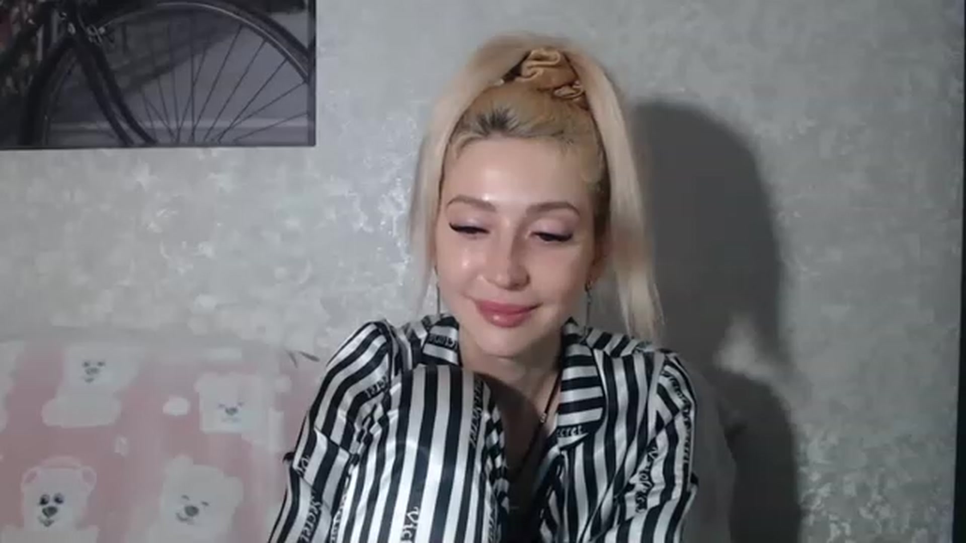 Gallery image thumbnail from Your_Eyes__'s myfreecams stream on, 02/24/2023, 21:41 image 13 of 20
