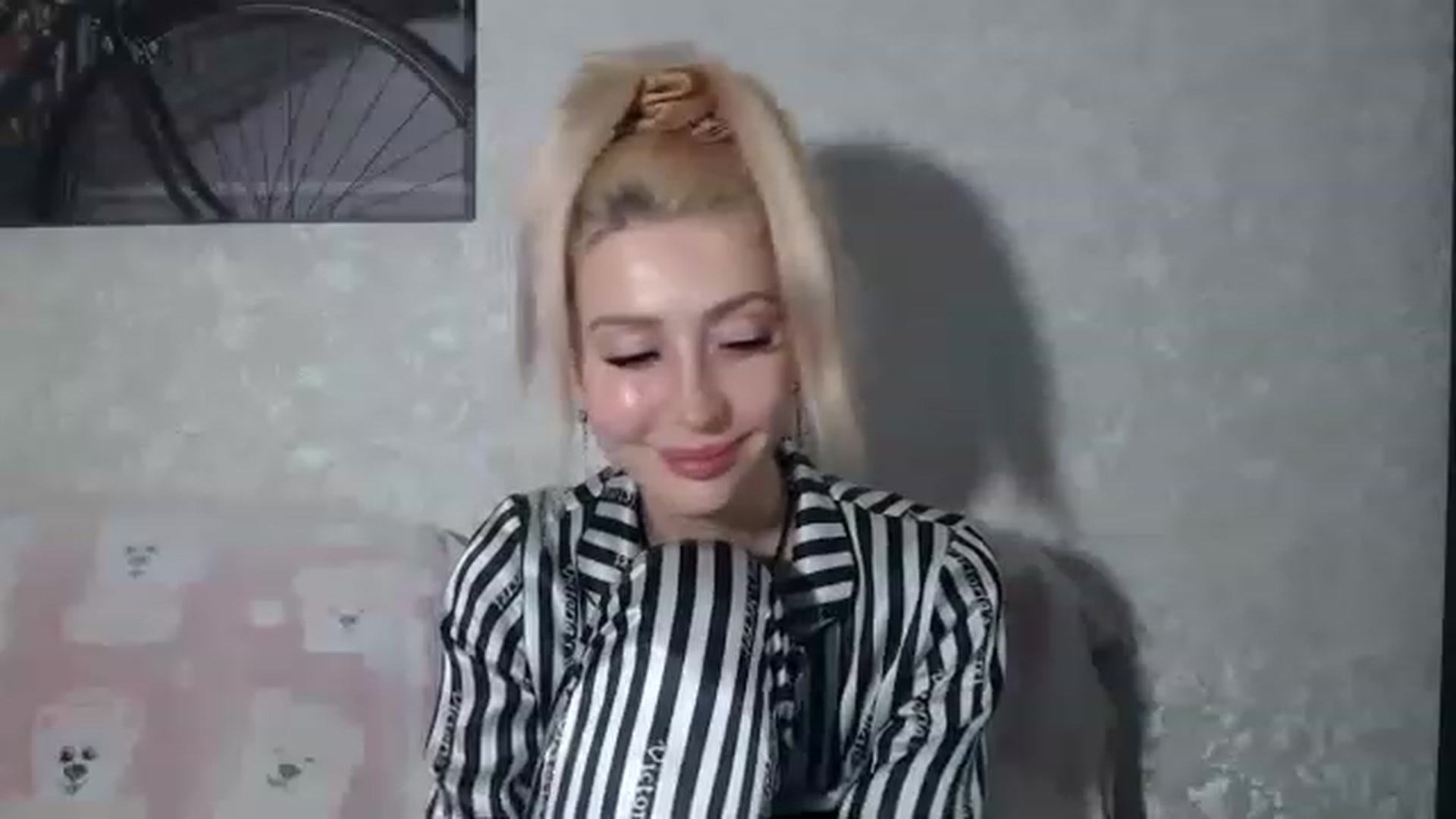 Gallery image thumbnail from Your_Eyes__'s myfreecams stream on, 02/24/2023, 21:41 image 7 of 20