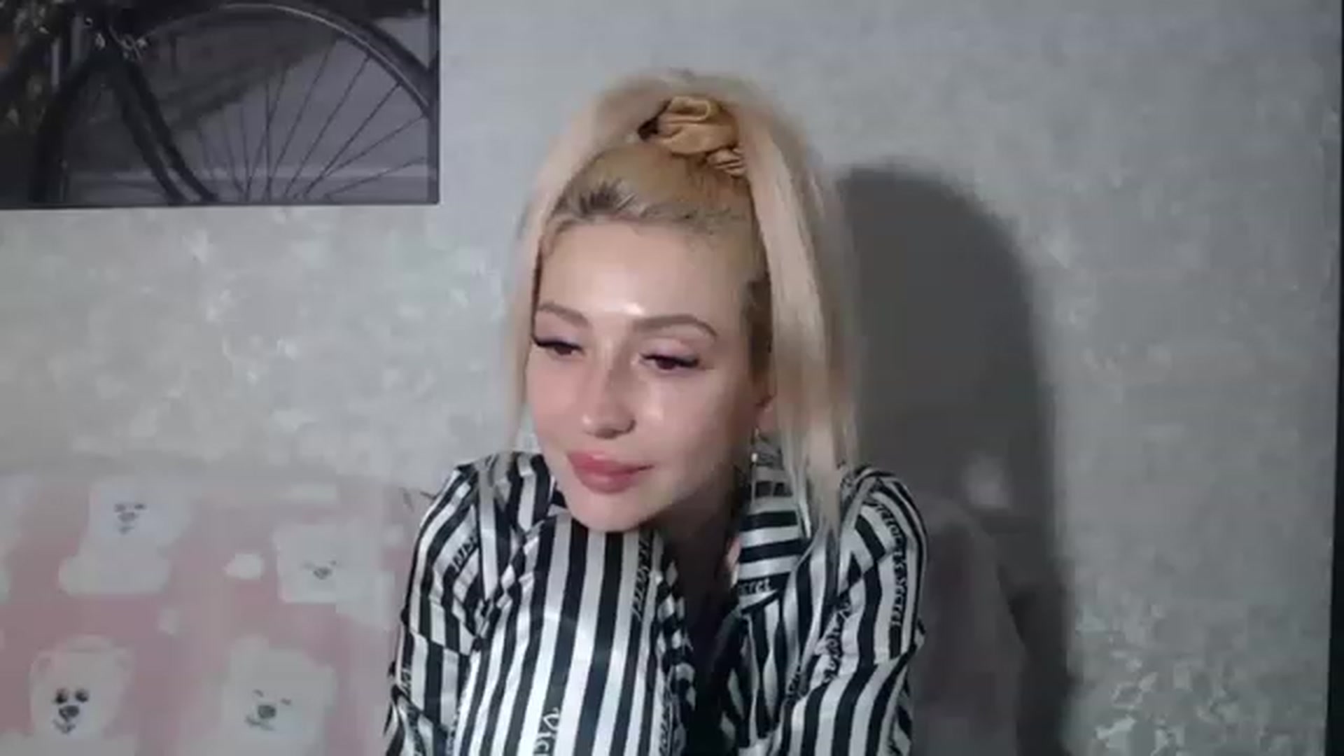 Gallery image thumbnail from Your_Eyes__'s myfreecams stream on, 02/24/2023, 21:41 image 10 of 20