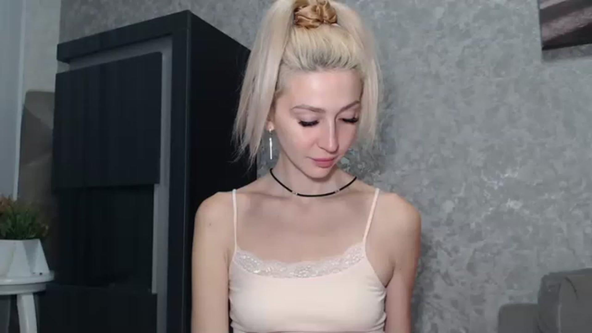 Gallery image thumbnail from Your_Eyes__'s myfreecams stream on, 03/21/2023, 21:18 image 9 of 20