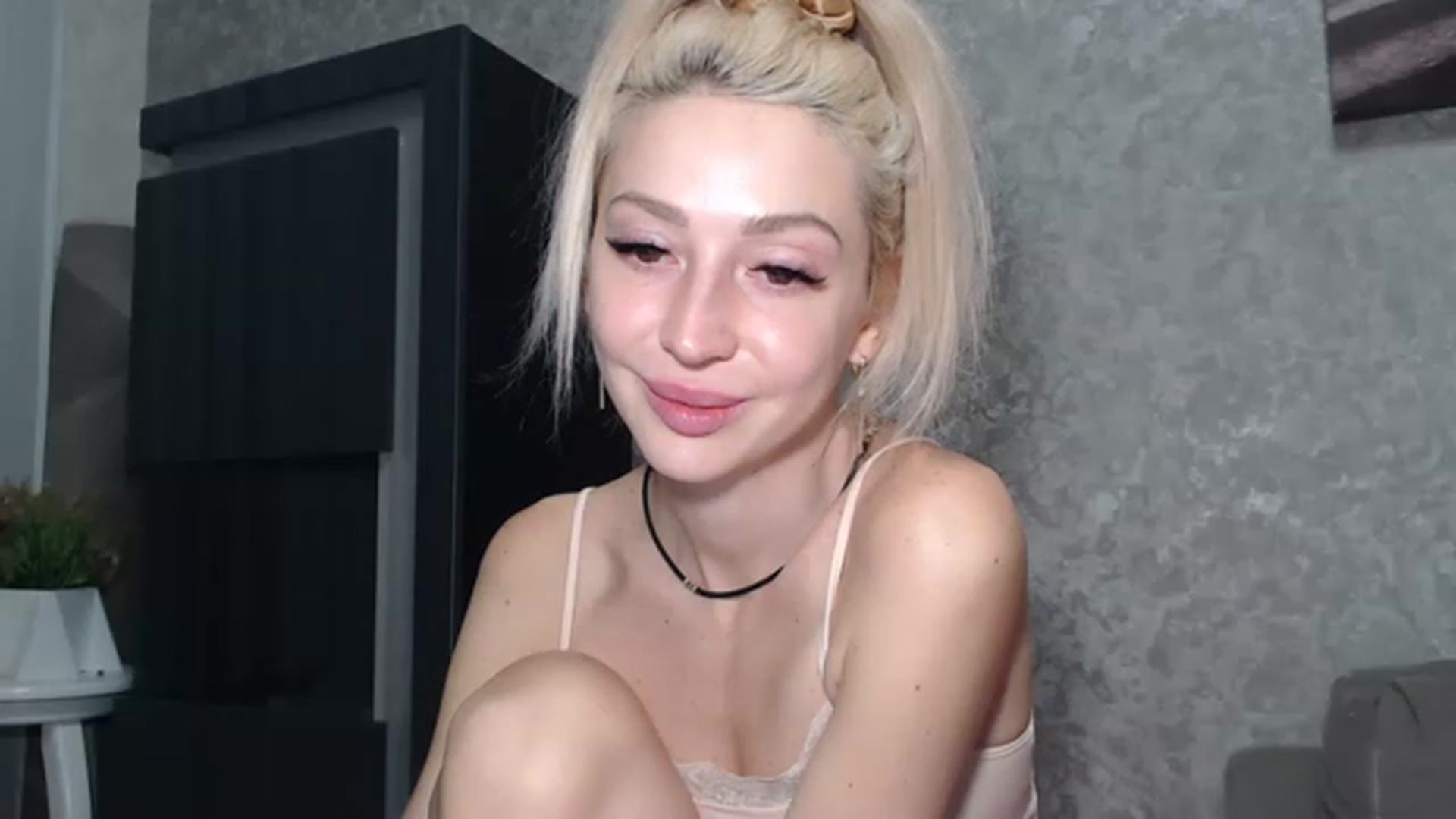 Gallery image thumbnail from Your_Eyes__'s myfreecams stream on, 03/21/2023, 21:18 image 17 of 20