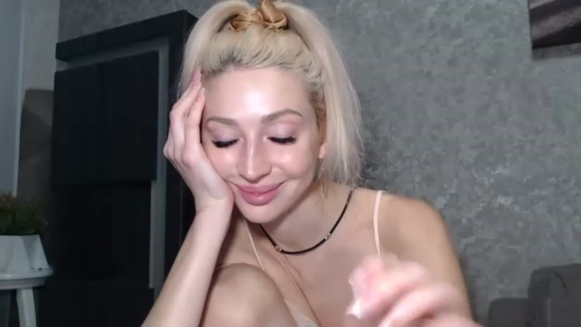 Gallery image thumbnail from Your_Eyes__'s myfreecams stream on, 03/21/2023, 21:18 image 15 of 20