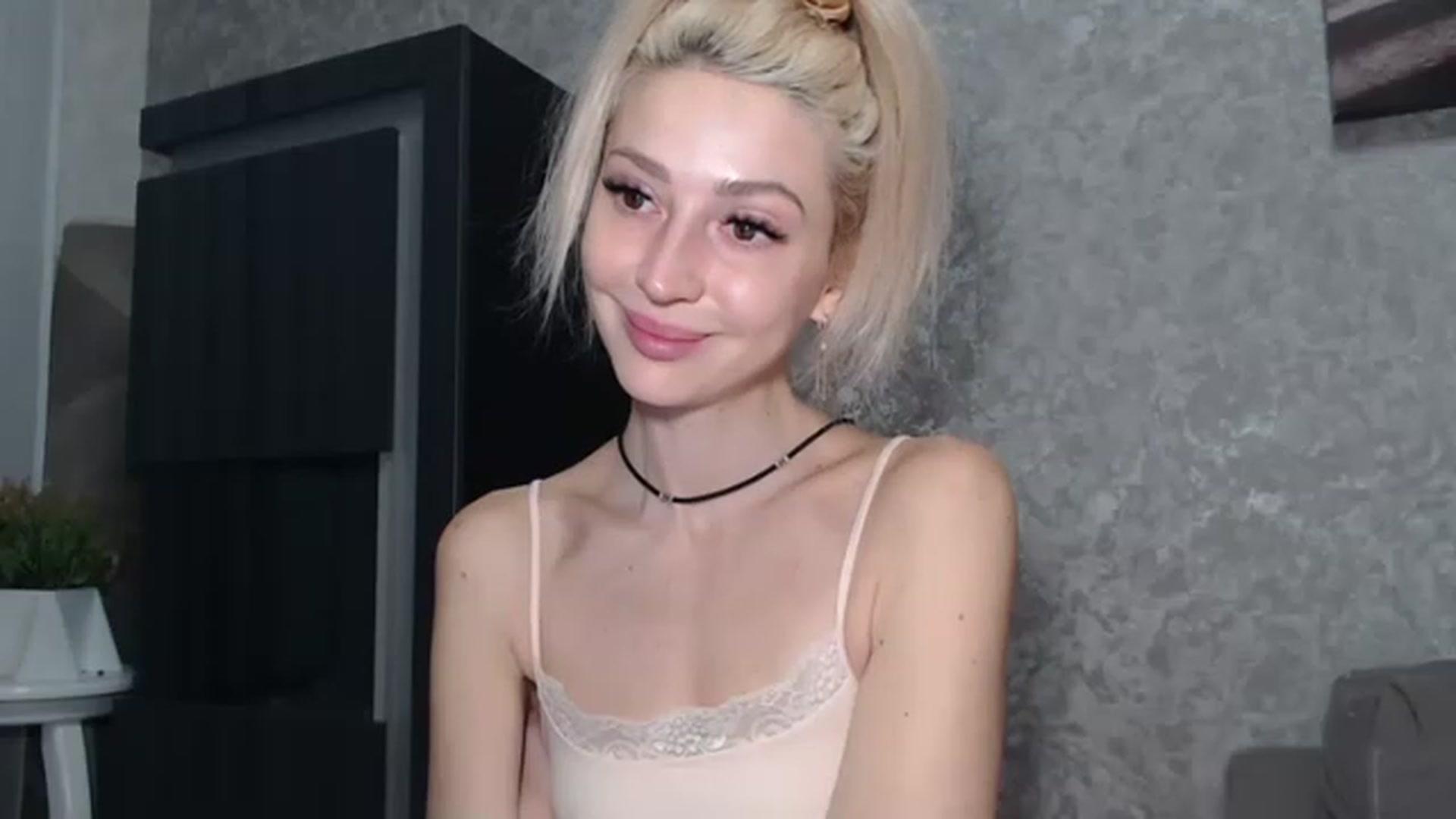 Gallery image thumbnail from Your_Eyes__'s myfreecams stream on, 03/21/2023, 21:18 image 10 of 20