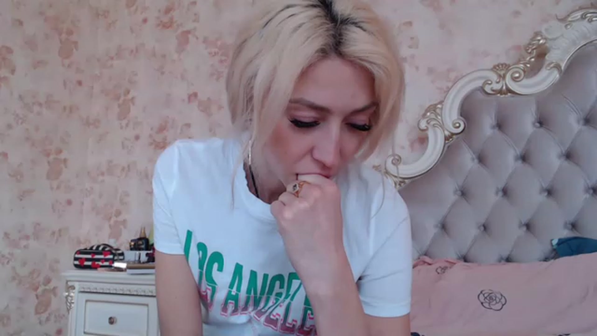 Gallery image thumbnail from Your_Eyes__'s myfreecams stream on, 03/27/2023, 13:40 image 6 of 20