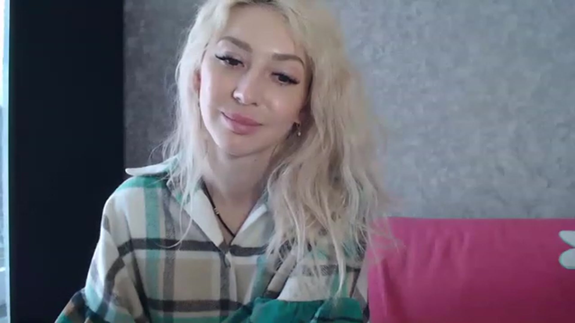Gallery image thumbnail from Your_Eyes__'s myfreecams stream on, 04/22/2023, 13:00 image 18 of 20