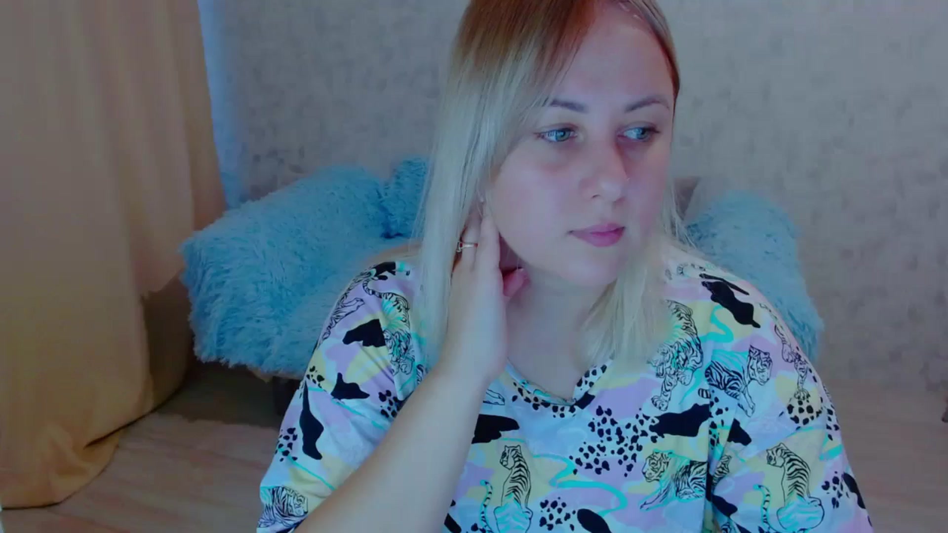Gallery image thumbnail from Your_heart00's myfreecams stream on, 09/18/2023, 11:57 image 7 of 20