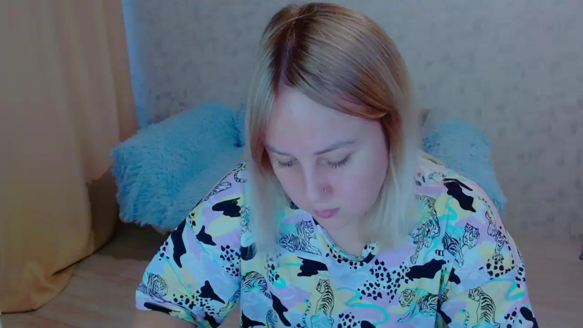 Gallery image thumbnail from Your_heart00's myfreecams stream on, 09/18/2023, 11:57 image 8 of 20