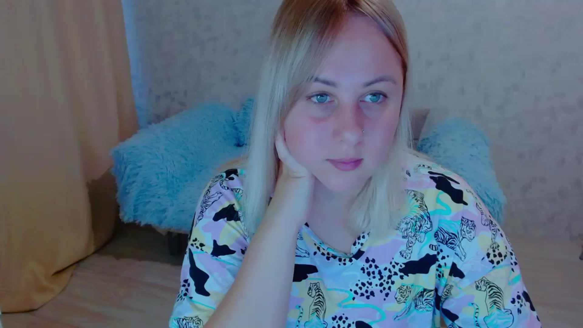 Gallery image thumbnail from Your_heart00's myfreecams stream on, 09/18/2023, 11:57 image 6 of 20