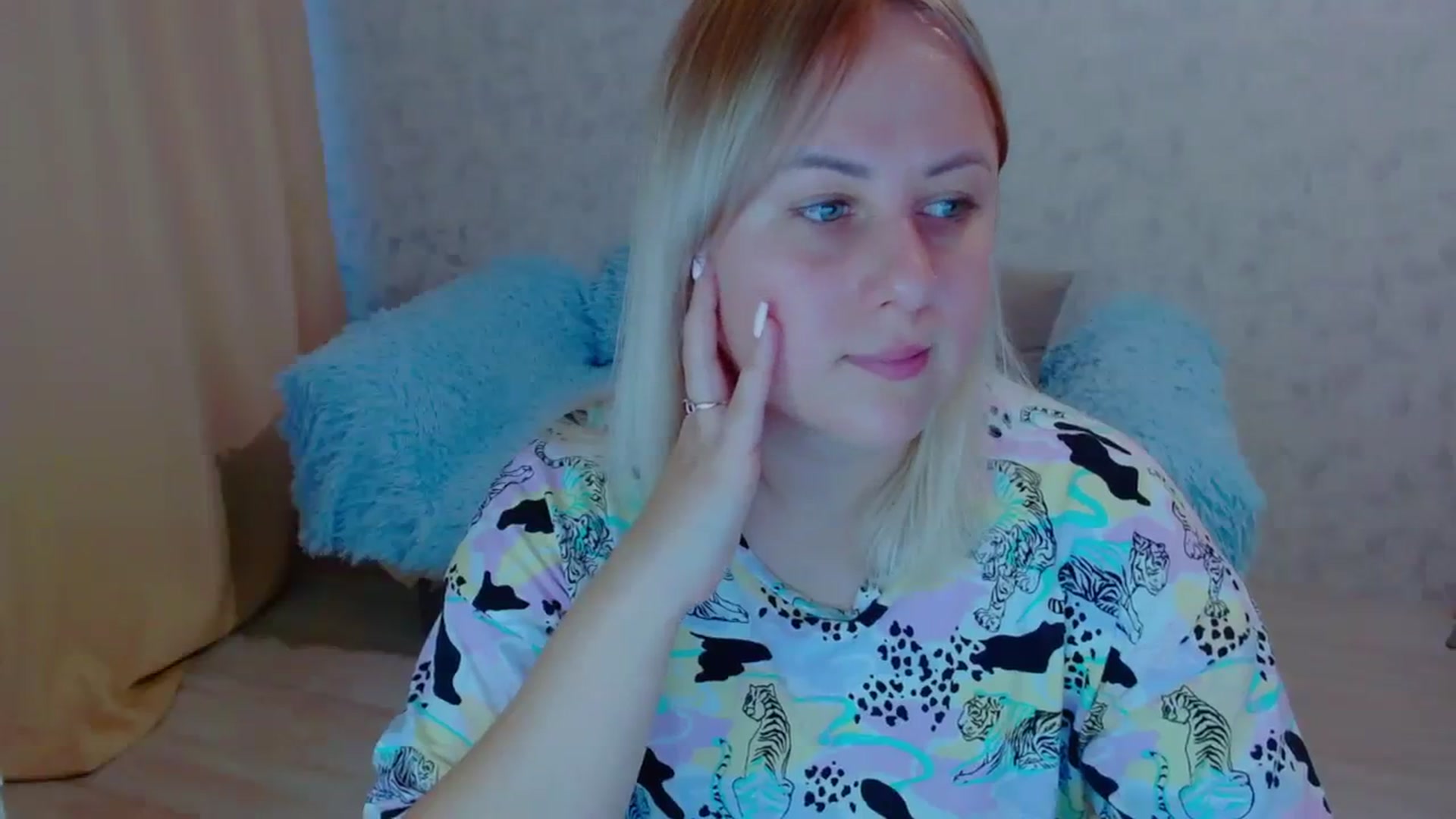 Gallery image thumbnail from Your_heart00's myfreecams stream on, 09/18/2023, 11:57 image 11 of 20
