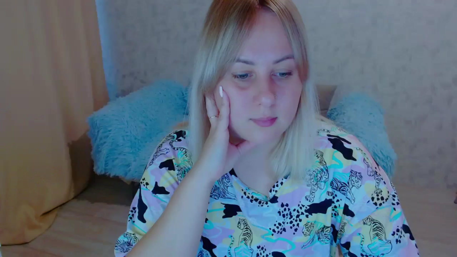 Gallery image thumbnail from Your_heart00's myfreecams stream on, 09/18/2023, 11:57 image 4 of 20