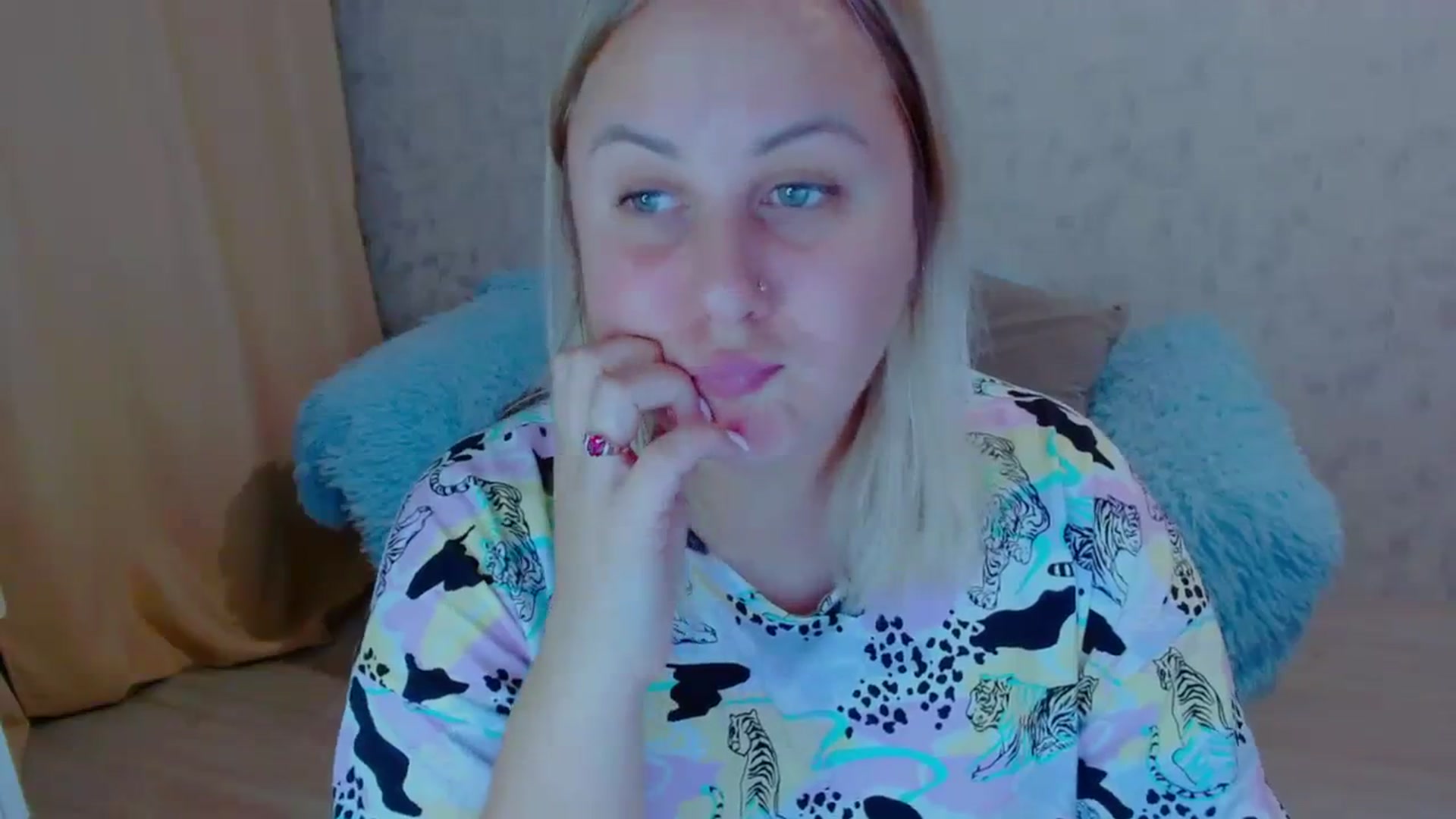 Gallery image thumbnail from Your_heart00's myfreecams stream on, 09/18/2023, 15:49 image 7 of 20