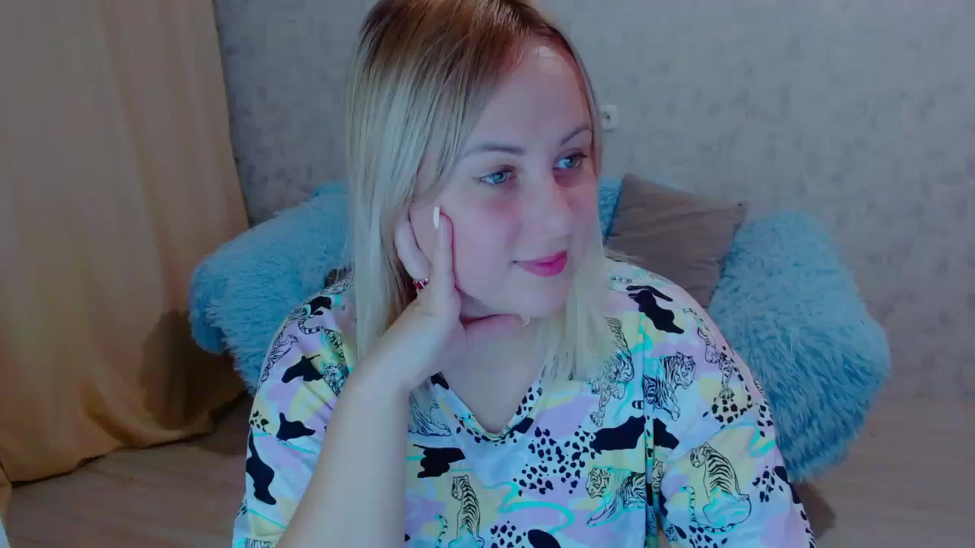 Gallery image thumbnail from Your_heart00's myfreecams stream on, 09/18/2023, 15:49 image 18 of 20