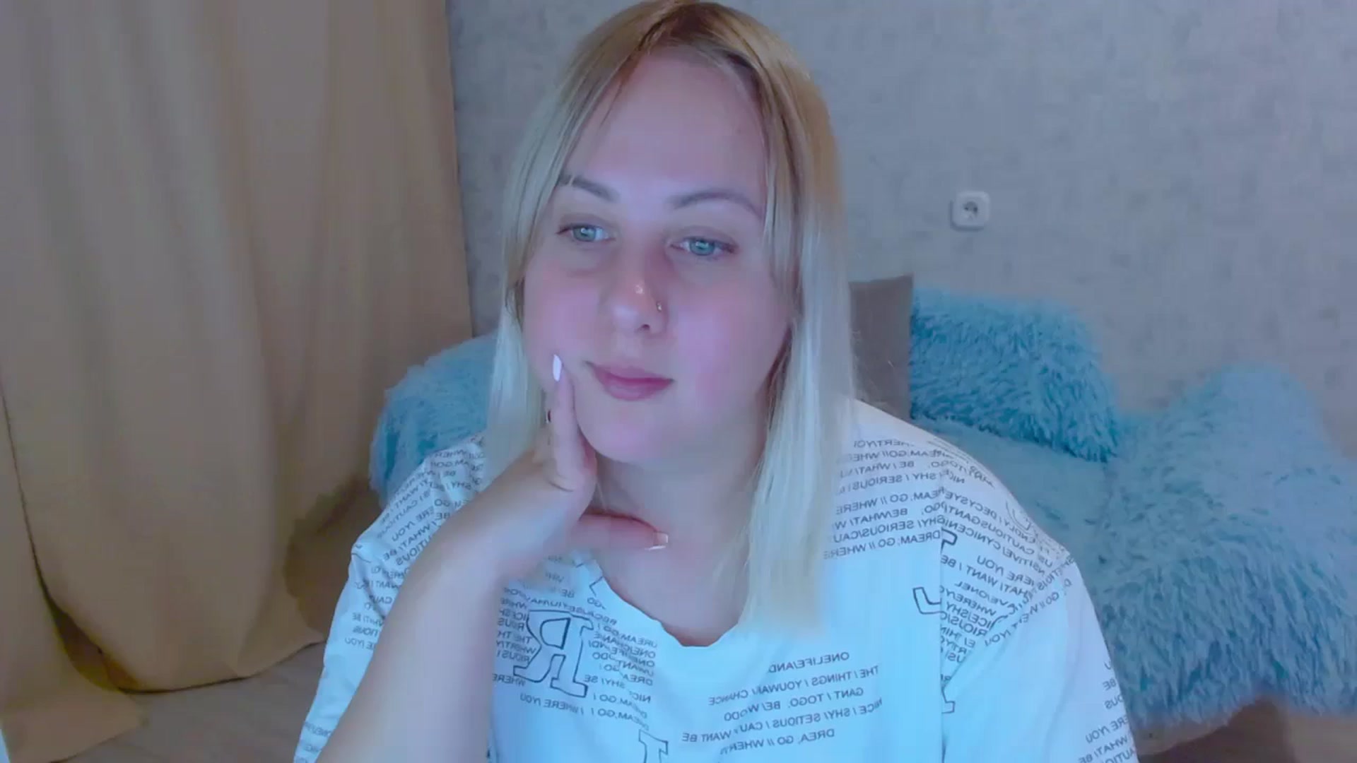 Gallery image thumbnail from Your_heart00's myfreecams stream on, 09/23/2023, 16:36 image 15 of 20