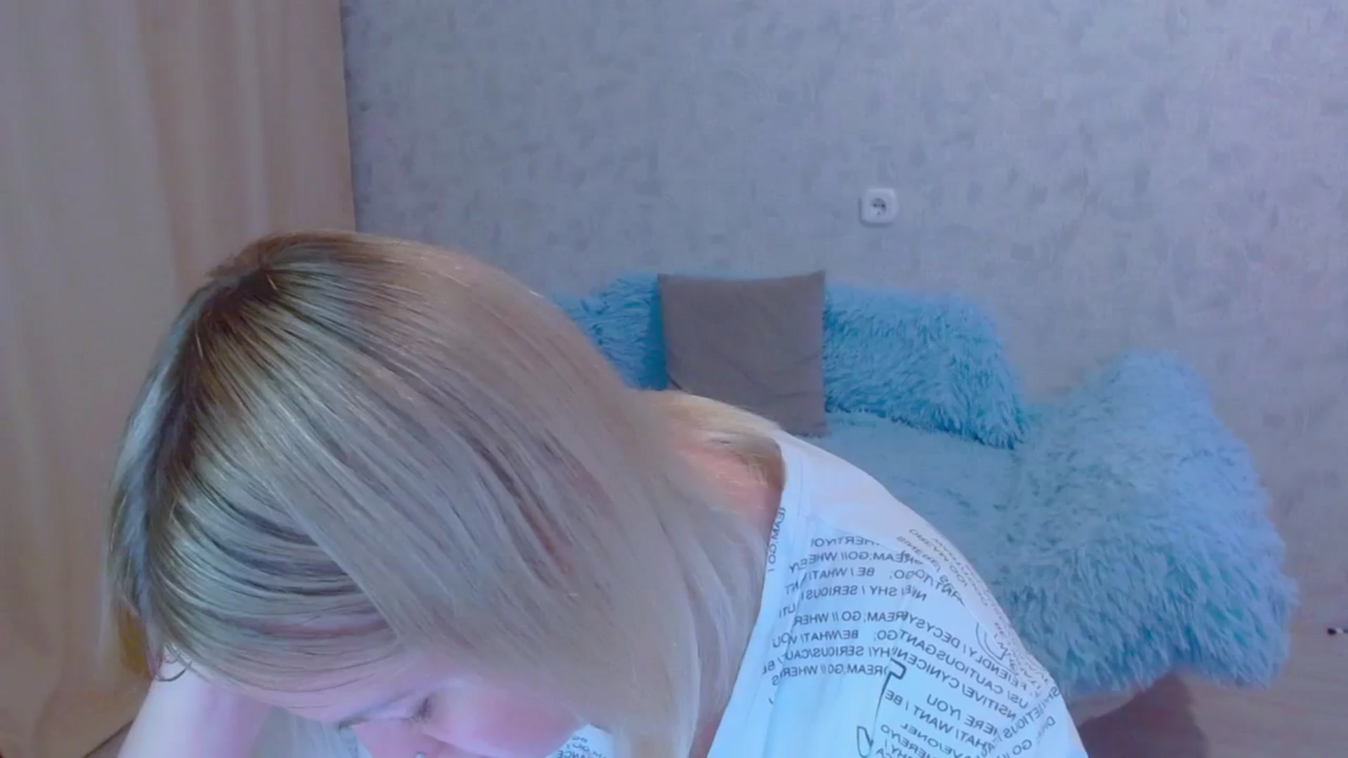 Gallery image thumbnail from Your_heart00's myfreecams stream on, 09/23/2023, 17:10 image 3 of 20