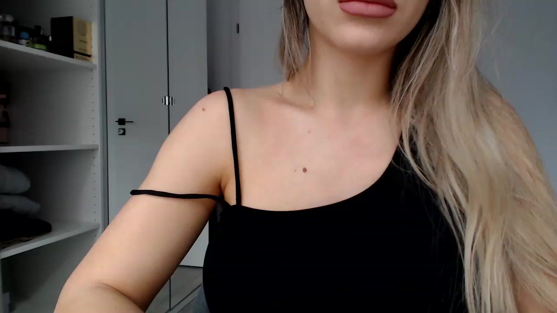 Gallery image thumbnail from Yourbabyyy96's myfreecams stream on, 03/29/2023, 08:18 image 14 of 20