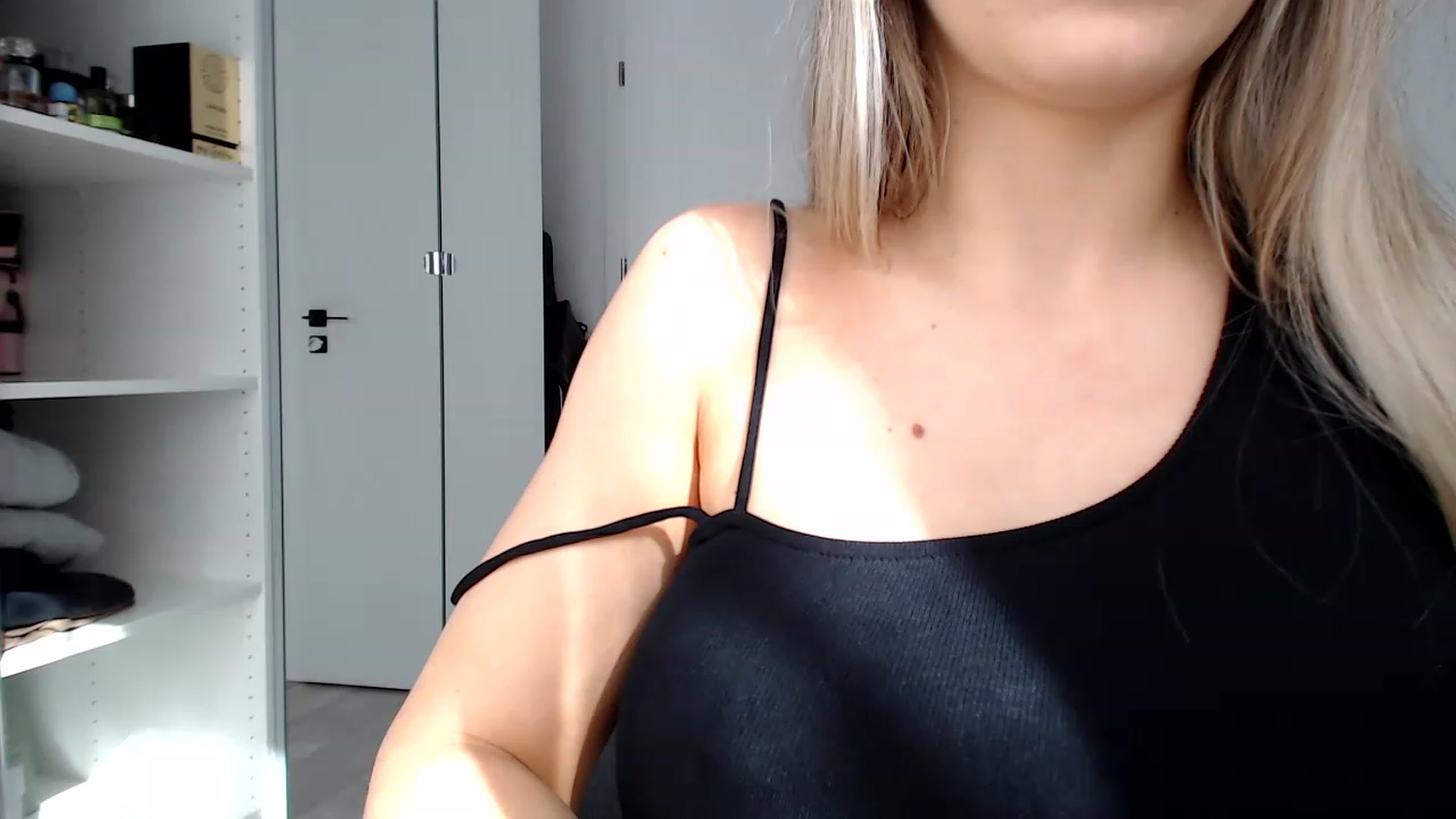 Gallery image thumbnail from Yourbabyyy96's myfreecams stream on, 03/29/2023, 08:18 image 11 of 20