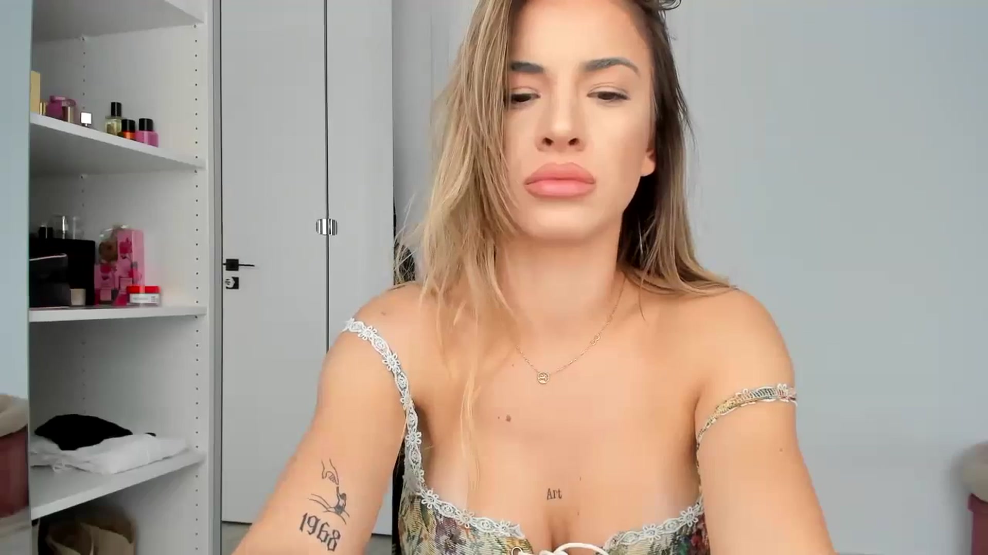 Gallery image thumbnail from Yourbabyyy96's myfreecams stream on, 10/17/2023, 12:33 image 10 of 20