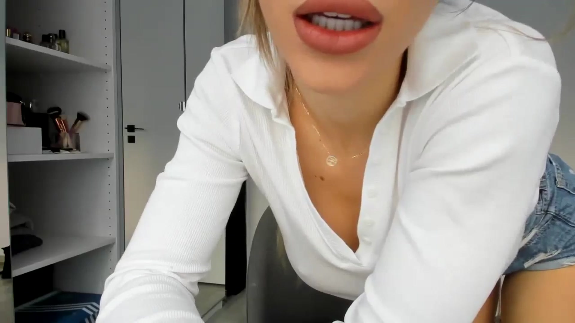 Gallery image thumbnail from Yourbabyyy96's myfreecams stream on, 01/26/2024, 07:51 image 12 of 20