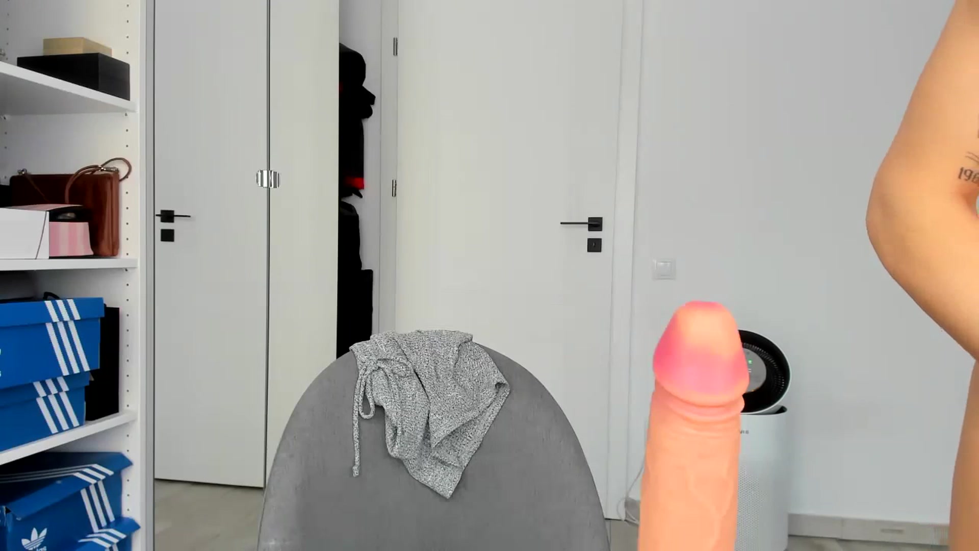 Gallery image thumbnail from Yourbabyyy96's myfreecams stream on, 04/01/2024, 13:29 image 17 of 20