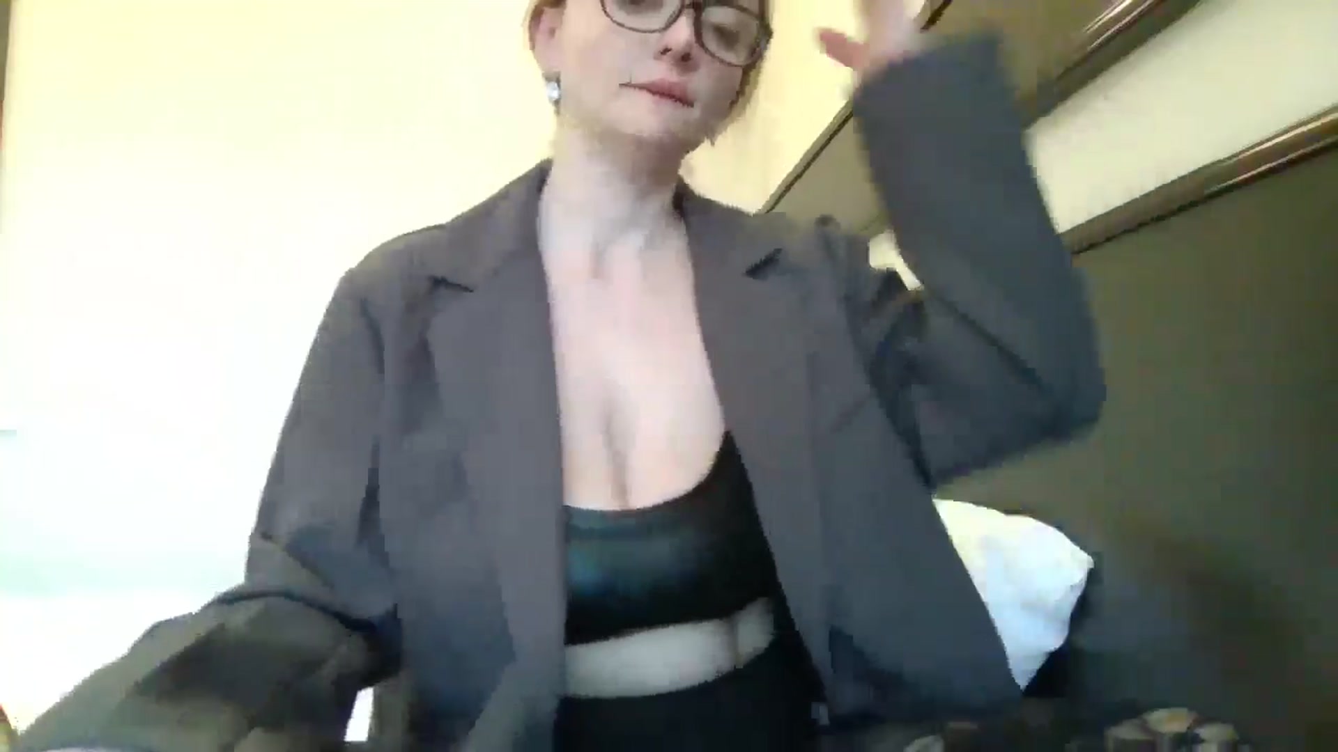 Gallery image thumbnail from Yourdream25's myfreecams stream on, 04/19/2025, 13:48 image 4 of 20