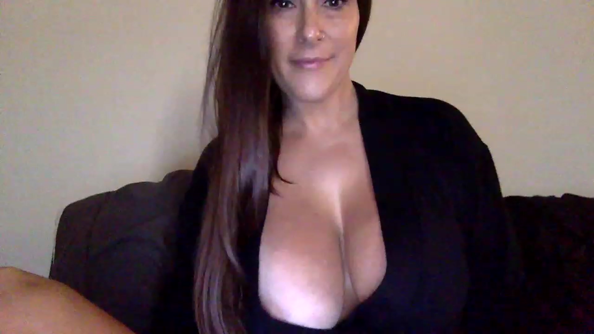 Gallery image thumbnail from Yourgirljones's myfreecams stream on, 11/21/2022, 18:34 image 7 of 20
