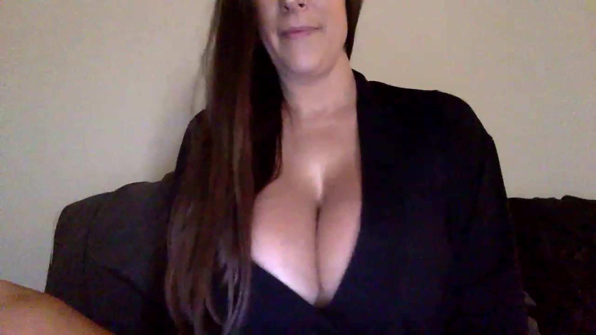 Gallery image thumbnail from Yourgirljones's myfreecams stream on, 11/21/2022, 18:34 image 16 of 20