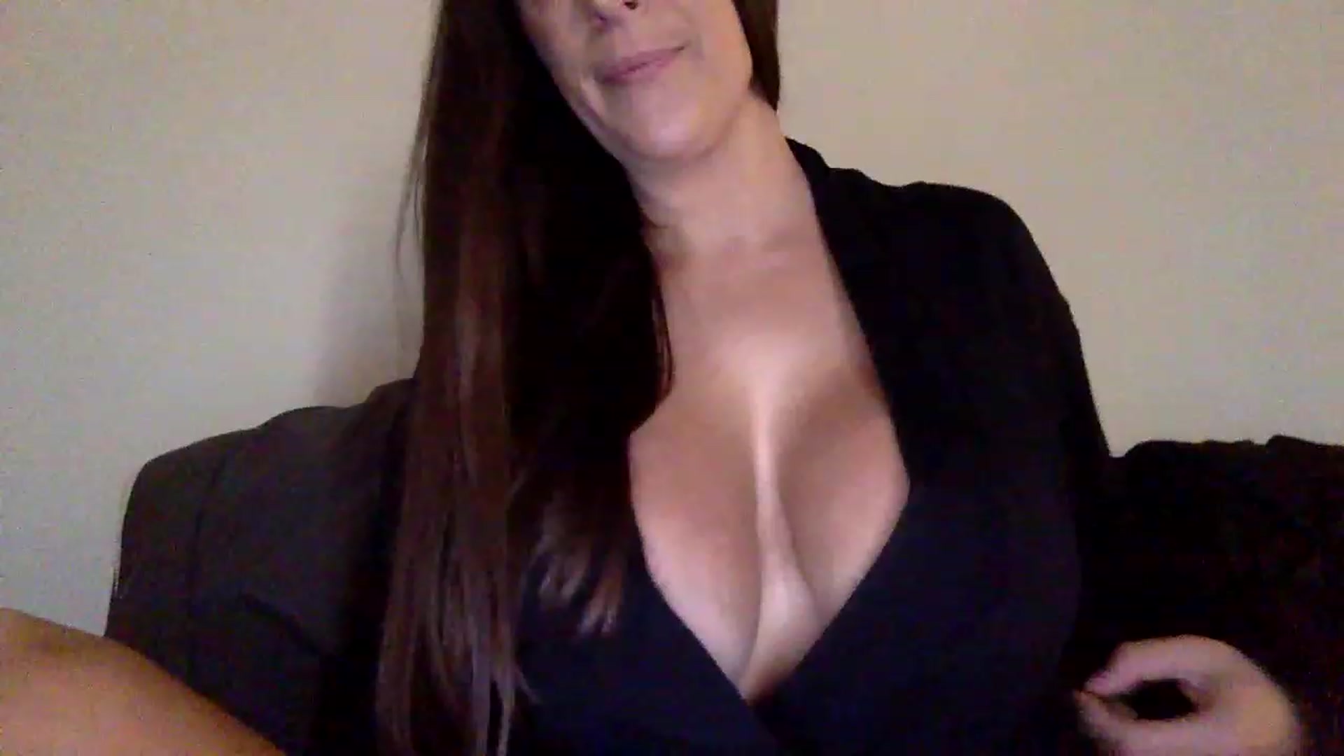 Gallery image thumbnail from Yourgirljones's myfreecams stream on, 11/21/2022, 18:34 image 12 of 20