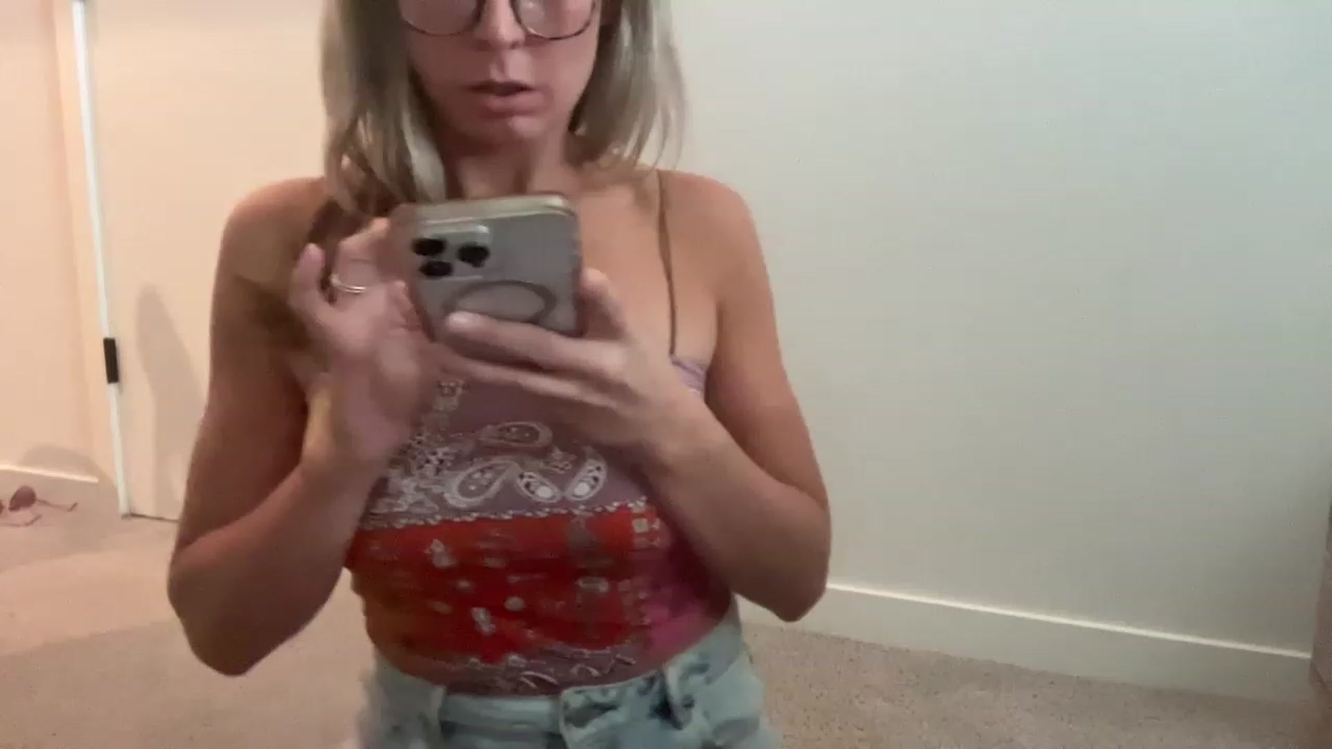 Gallery image thumbnail from Youronlinegf's myfreecams stream on, 04/21/2023, 15:52 image 5 of 20