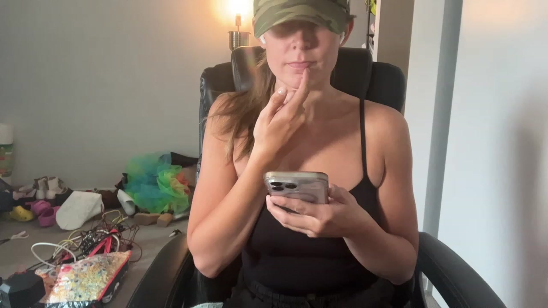 Gallery image thumbnail from Youronlinegf's myfreecams stream on, 04/22/2023, 16:50 image 6 of 20
