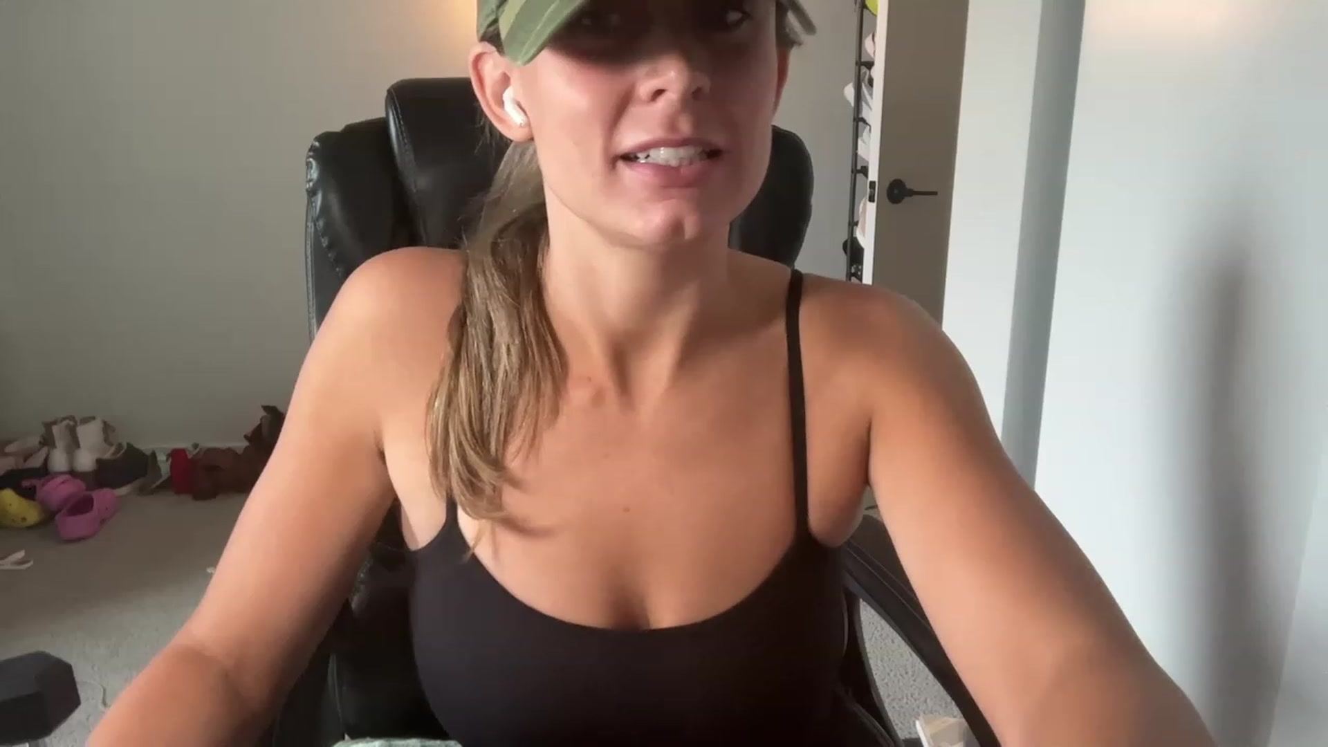 Gallery image thumbnail from Youronlinegf's myfreecams stream on, 04/22/2023, 17:37 image 5 of 20