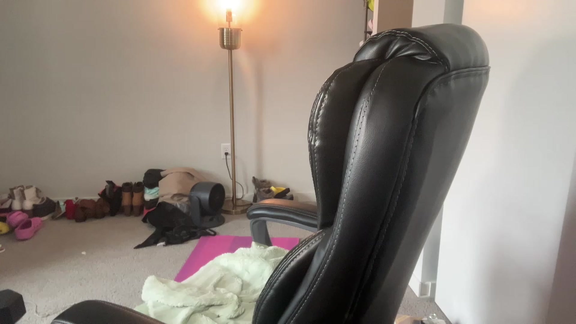 Gallery image thumbnail from Youronlinegf's myfreecams stream on, 04/22/2023, 17:37 image 14 of 20