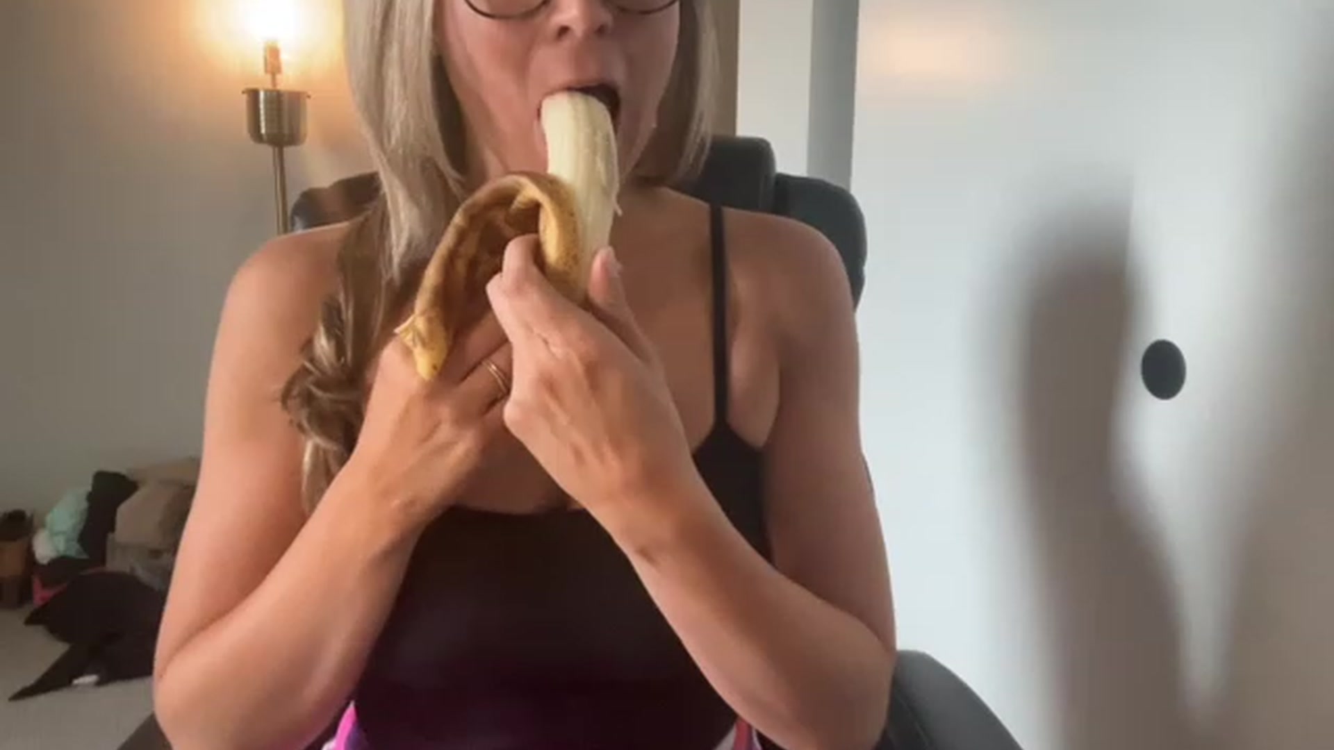 Gallery image thumbnail from Youronlinegf's myfreecams stream on, 04/22/2023, 19:34 image 17 of 20