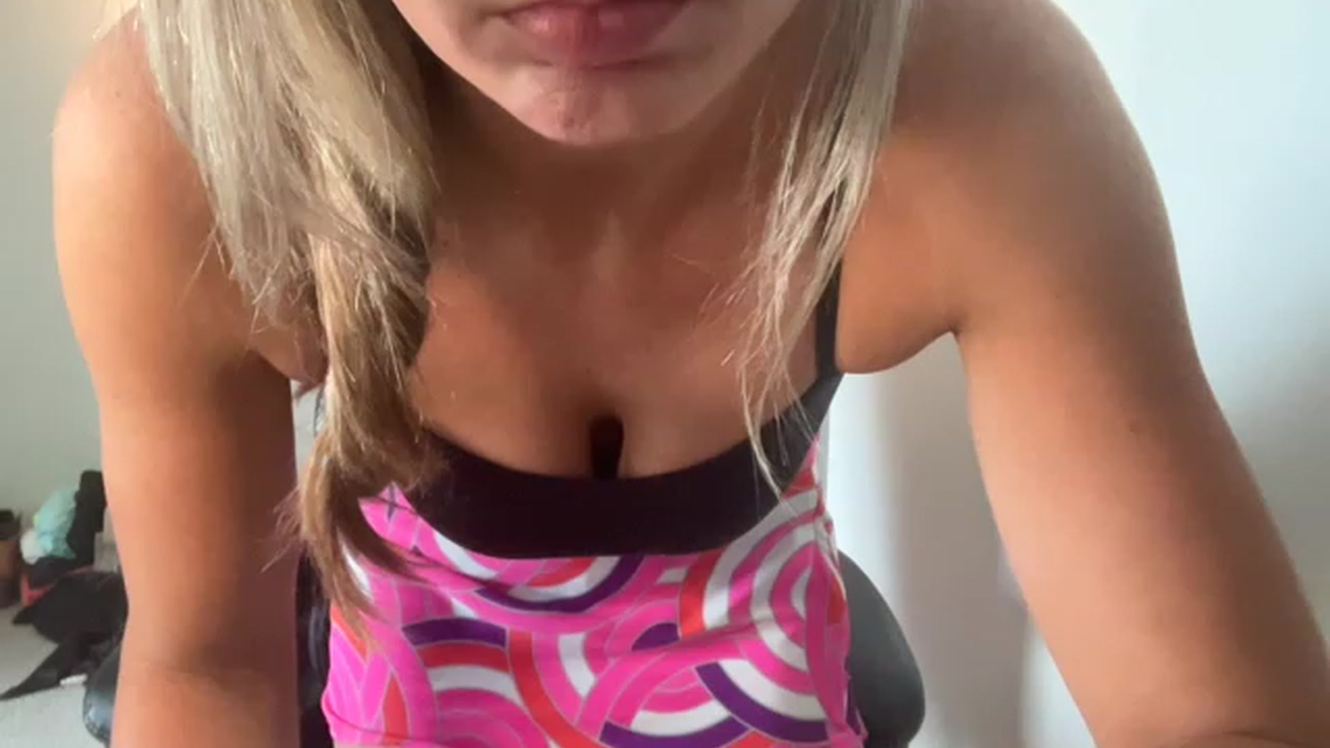 Gallery image thumbnail from Youronlinegf's myfreecams stream on, 04/22/2023, 20:19 image 15 of 20