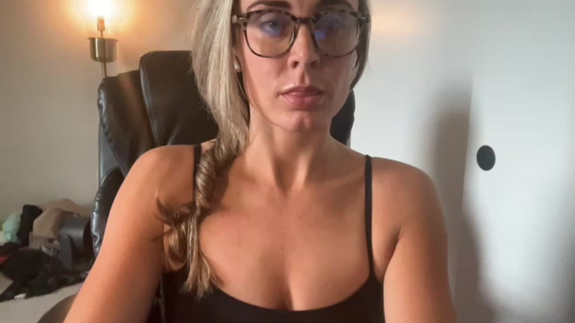Gallery image thumbnail from Youronlinegf's myfreecams stream on, 04/22/2023, 20:19 image 19 of 20