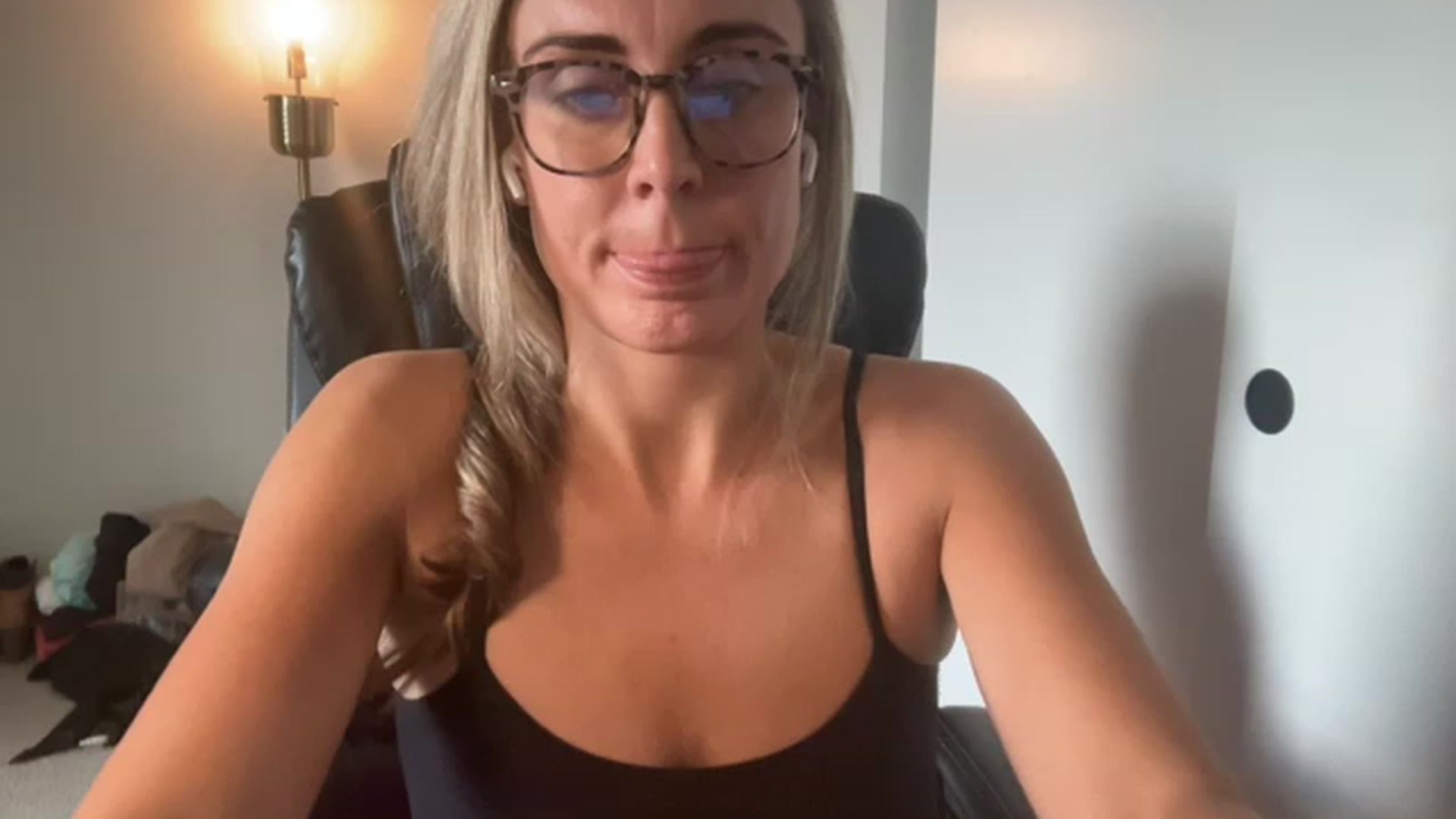 Gallery image thumbnail from Youronlinegf's myfreecams stream on, 04/22/2023, 20:19 image 3 of 20
