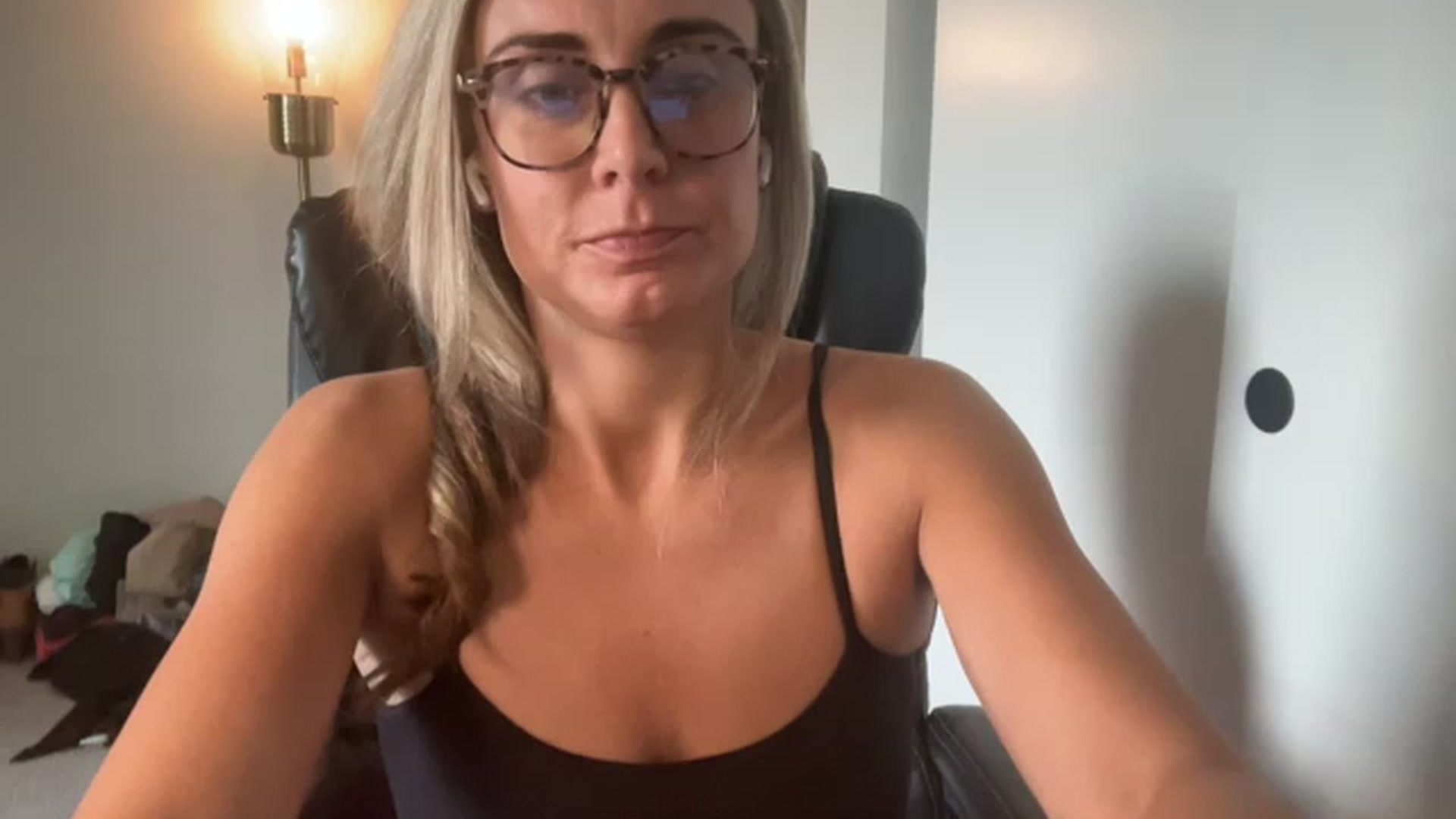 Gallery image thumbnail from Youronlinegf's myfreecams stream on, 04/22/2023, 20:19 image 8 of 20