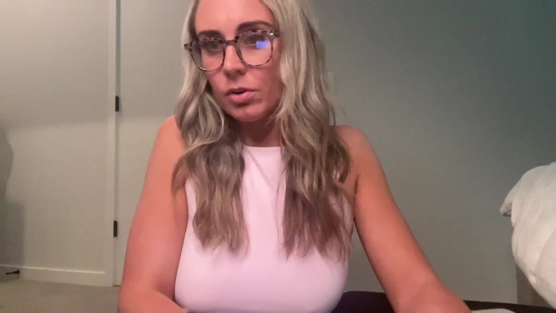 Gallery image thumbnail from Youronlinegf's myfreecams stream on, 04/25/2023, 20:53 image 5 of 20