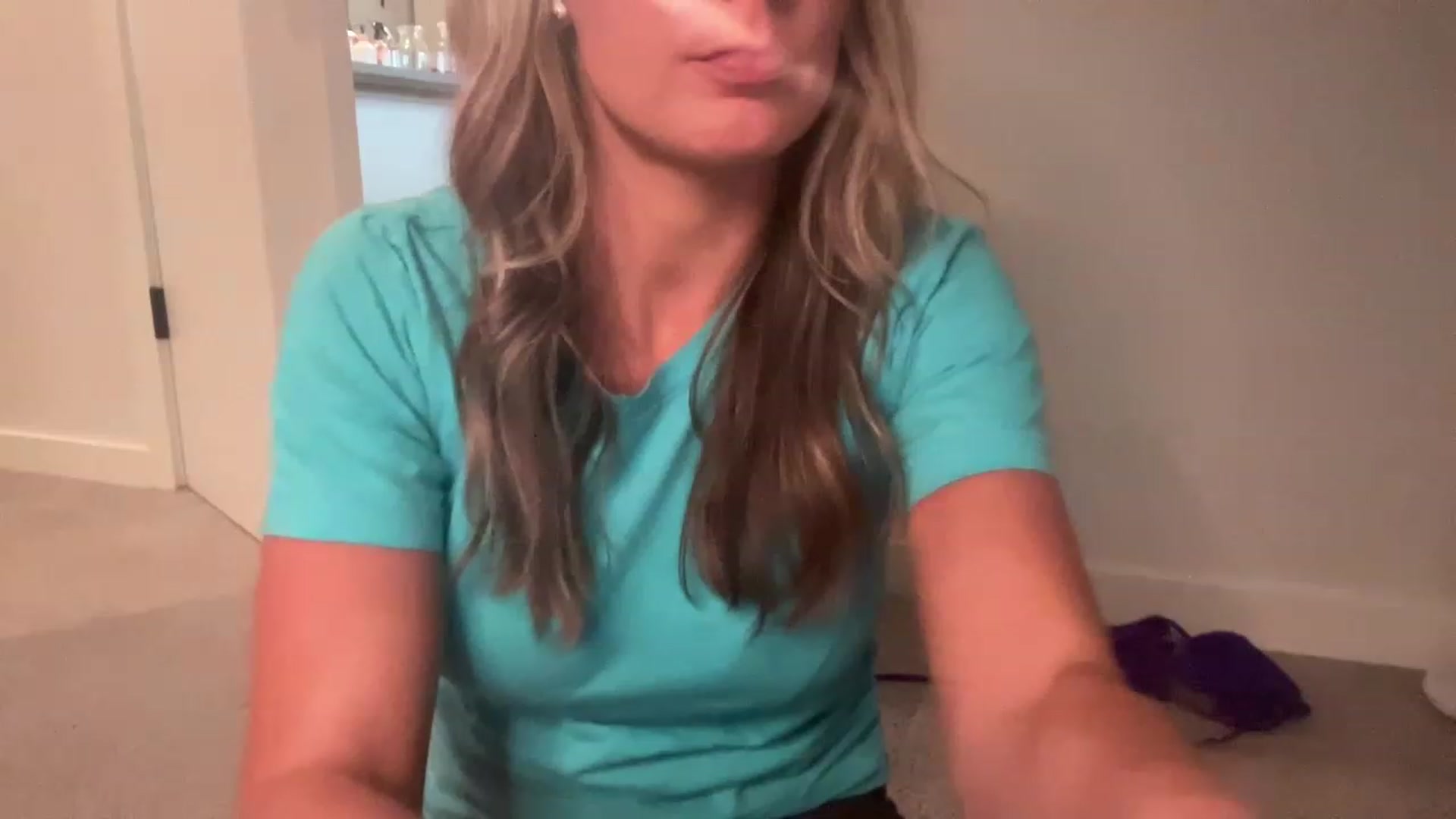 Gallery image thumbnail from Youronlinegf's myfreecams stream on, 04/25/2023, 22:33 image 2 of 20