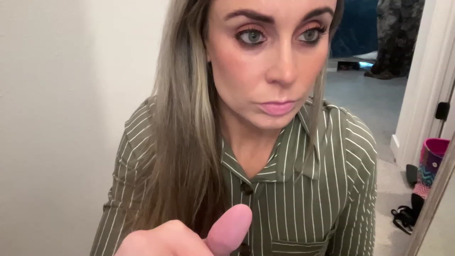 Gallery image thumbnail from Youronlinegf's myfreecams stream on, 04/27/2023, 18:23 image 18 of 20