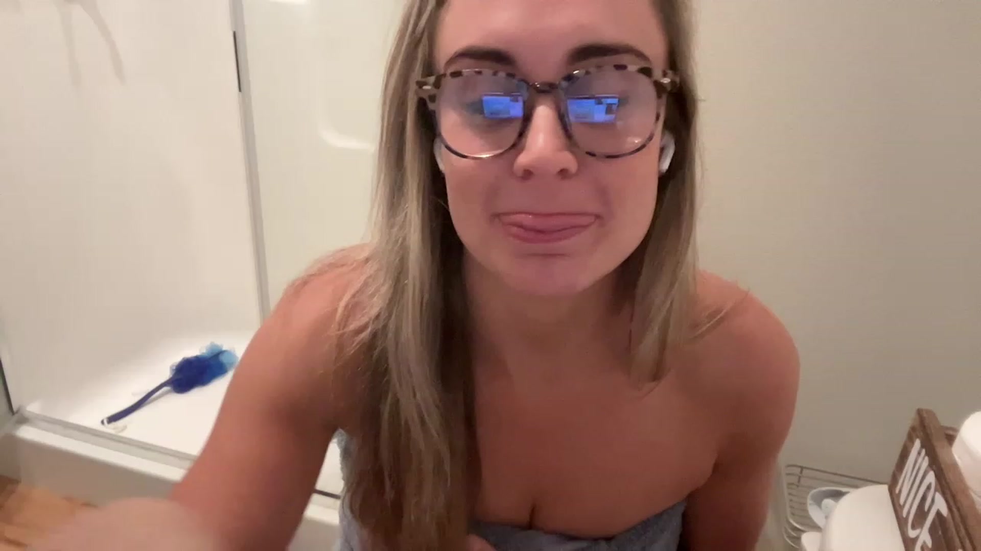 Gallery image thumbnail from Youronlinegf's myfreecams stream on, 04/28/2023, 16:18 image 17 of 20