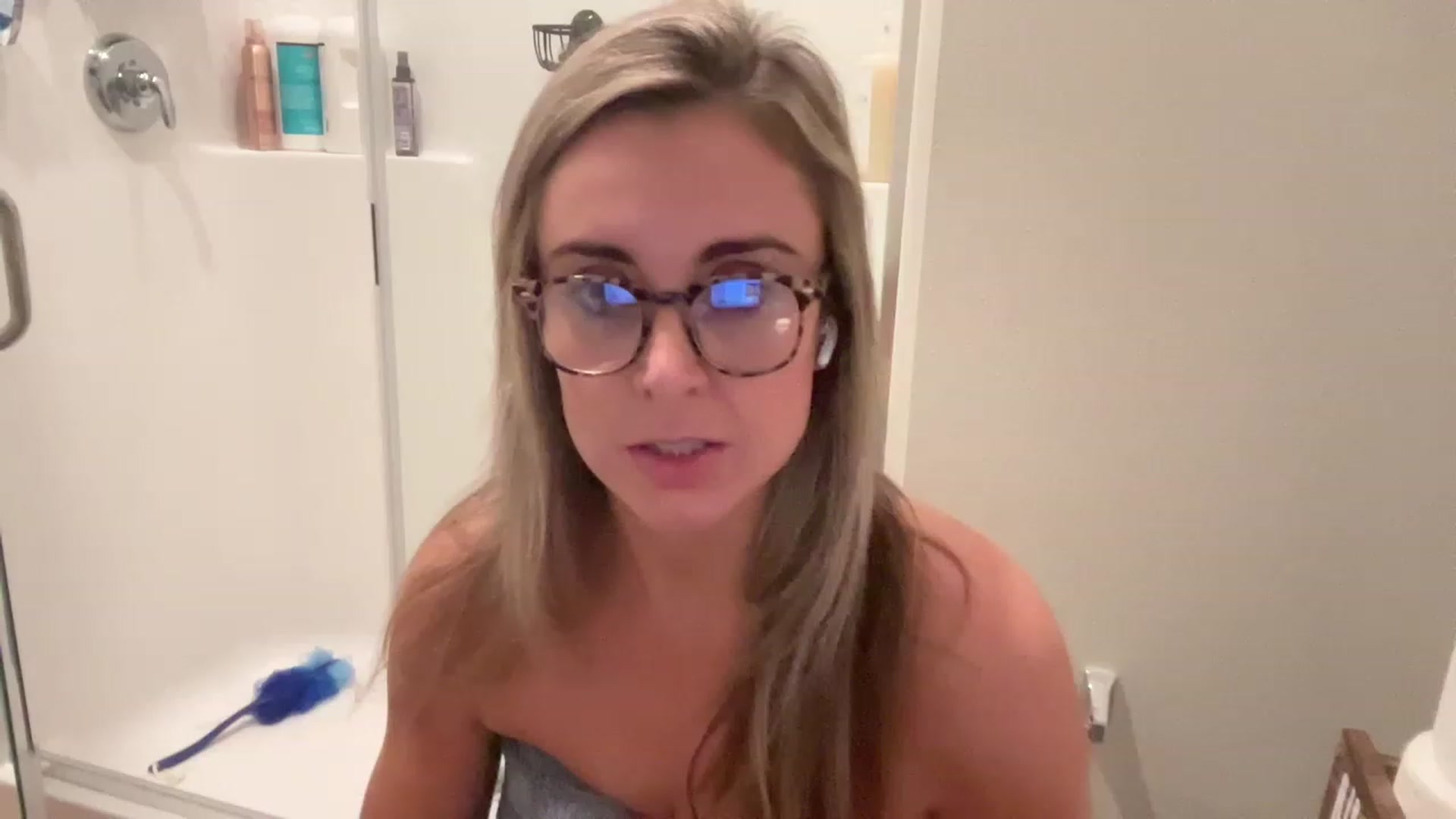 Gallery image thumbnail from Youronlinegf's myfreecams stream on, 04/28/2023, 16:18 image 1 of 20