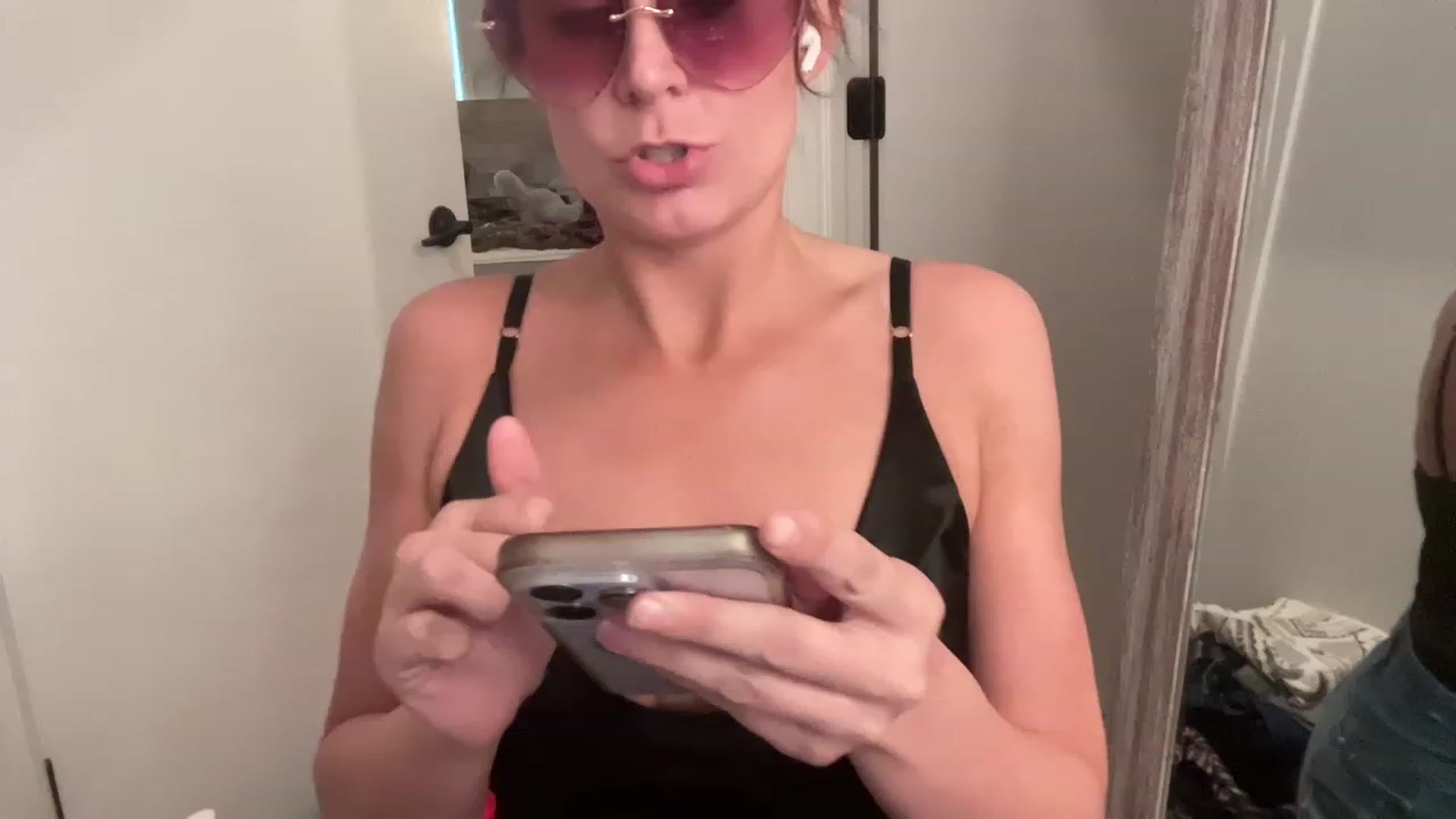 Gallery image thumbnail from Youronlinegf's myfreecams stream on, 05/01/2023, 19:22 image 19 of 20