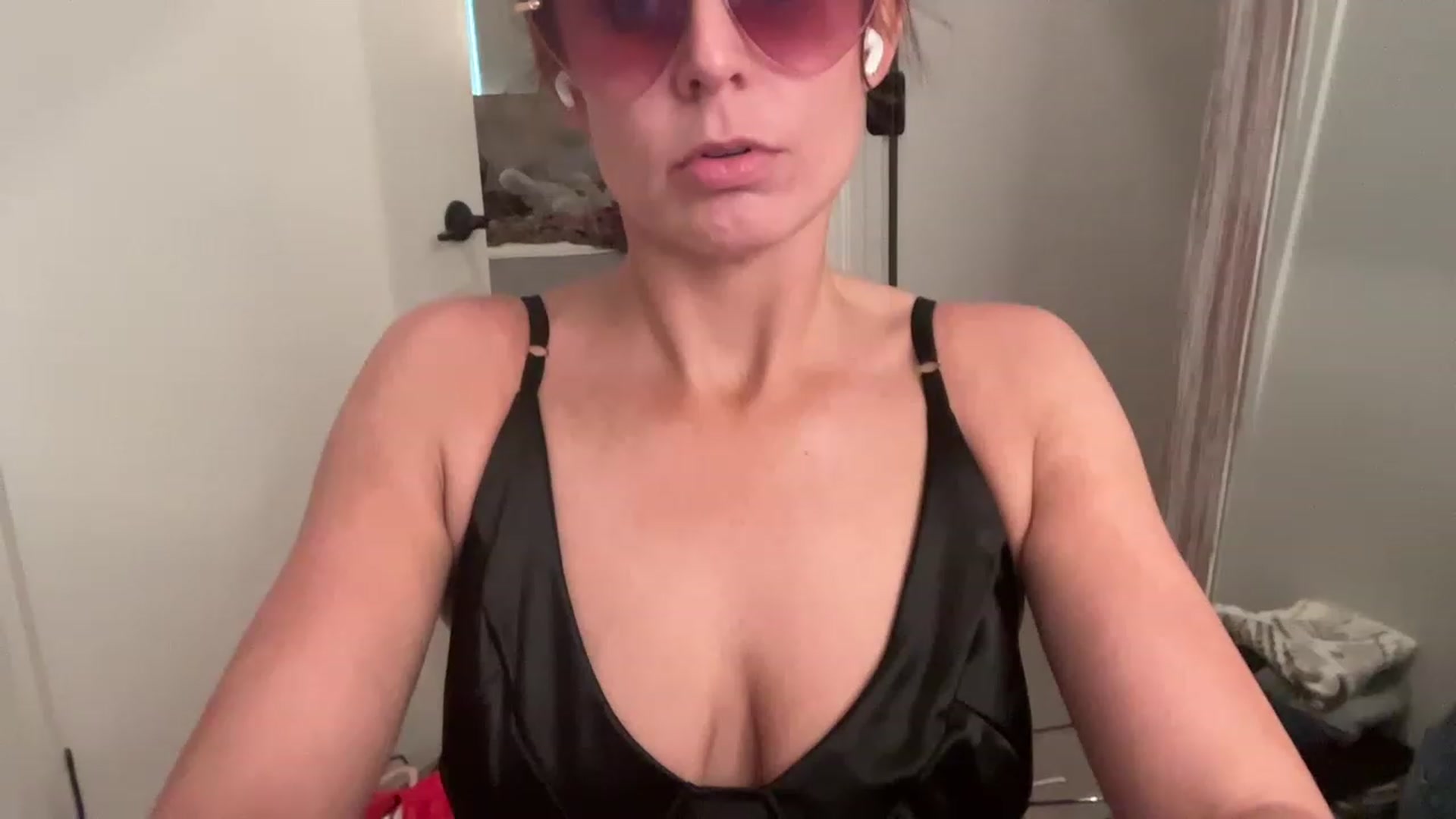 Gallery image thumbnail from Youronlinegf's myfreecams stream on, 05/01/2023, 19:22 image 13 of 20