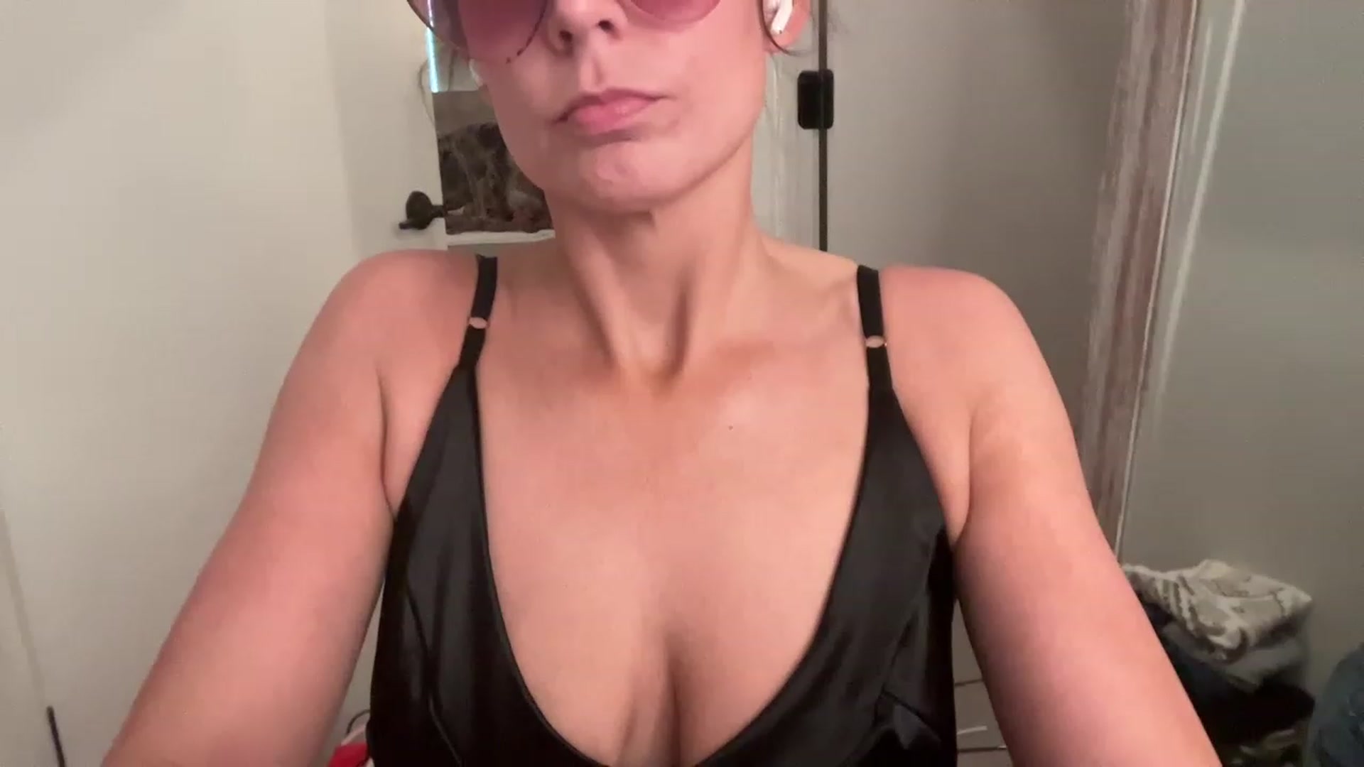 Gallery image thumbnail from Youronlinegf's myfreecams stream on, 05/01/2023, 19:22 image 18 of 20