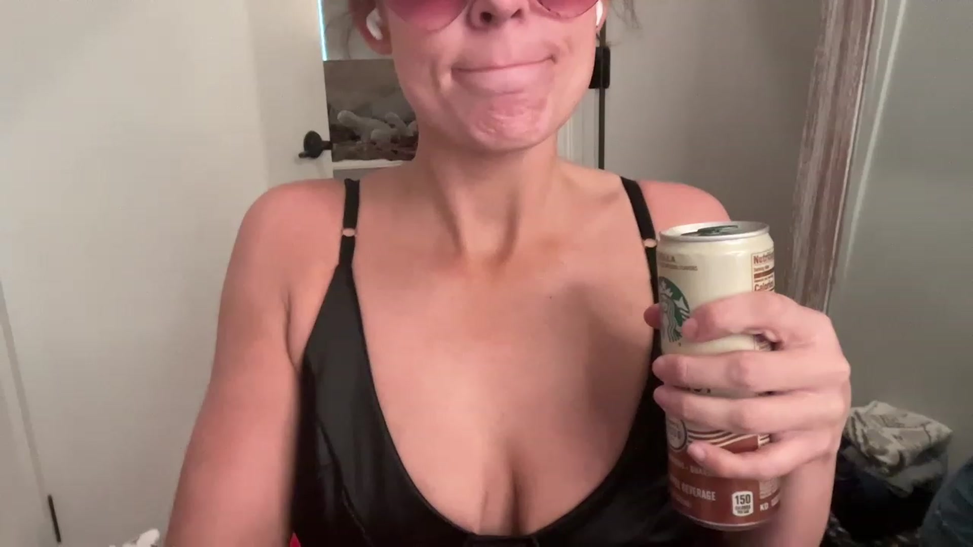 Gallery image thumbnail from Youronlinegf's myfreecams stream on, 05/01/2023, 19:22 image 15 of 20