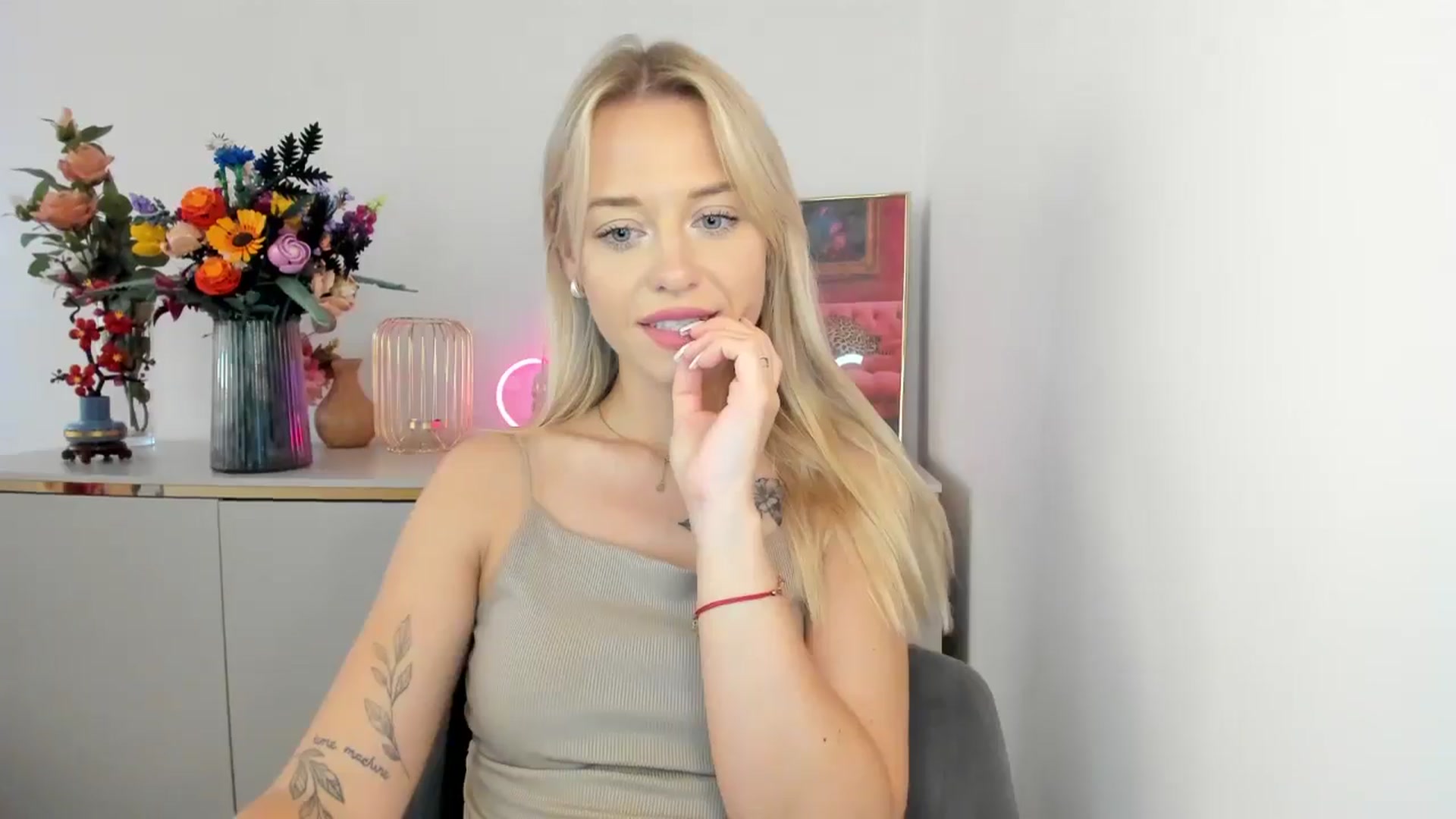 Gallery image thumbnail from YoursCindy's myfreecams stream on, 08/11/2025, 10:39 image 15 of 20