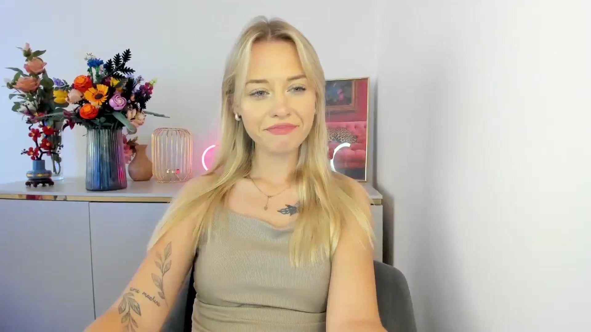 Gallery image thumbnail from YoursCindy's myfreecams stream on, 08/11/2025, 10:39 image 5 of 20
