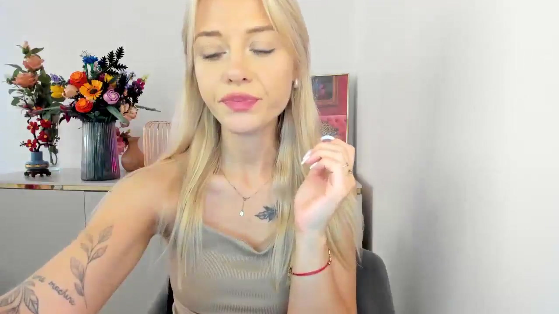 Gallery image thumbnail from YoursCindy's myfreecams stream on, 08/11/2025, 10:39 image 3 of 20